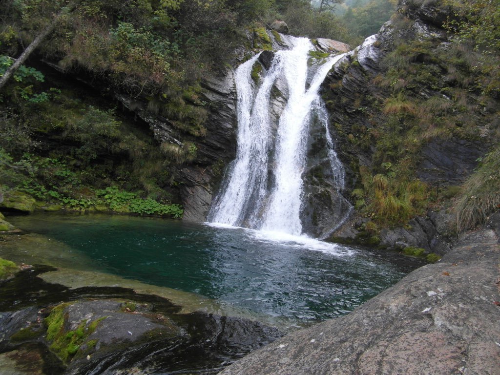 la bella cascata vicino al rifugio 