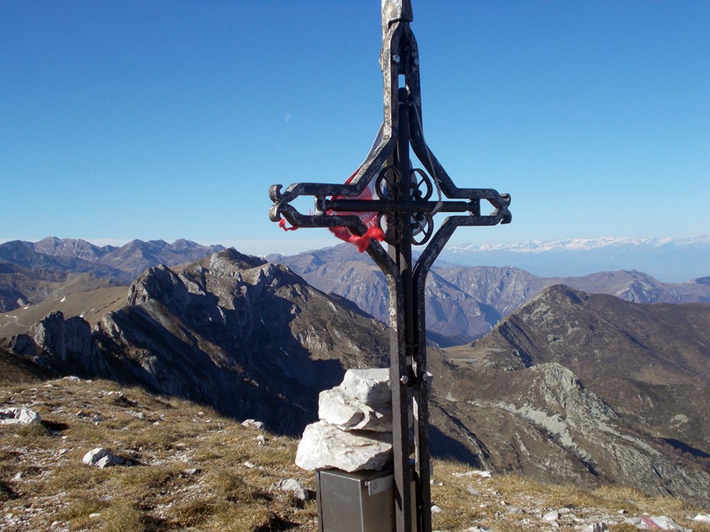 la croce sulla cima.del Monte Antoroto