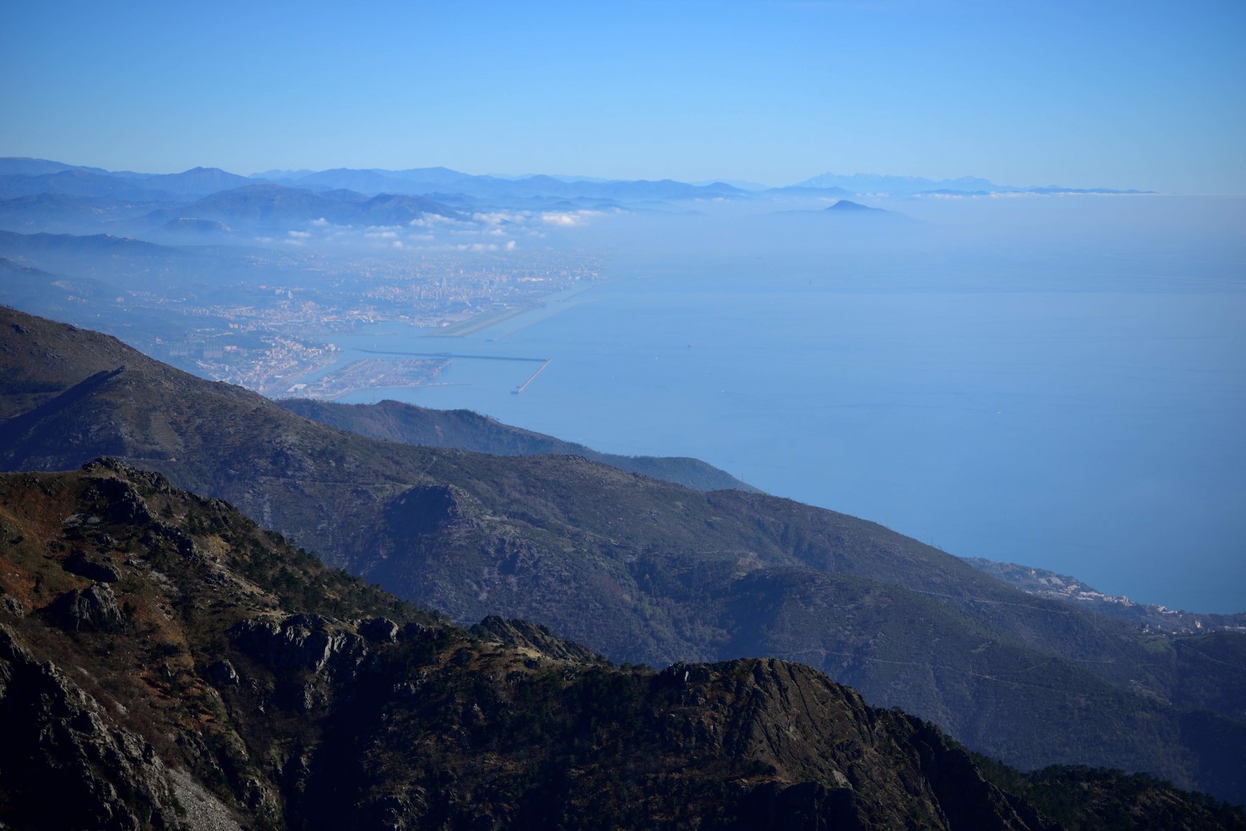 Panorama dalla vetta con Genova e le Alpi Apuane.