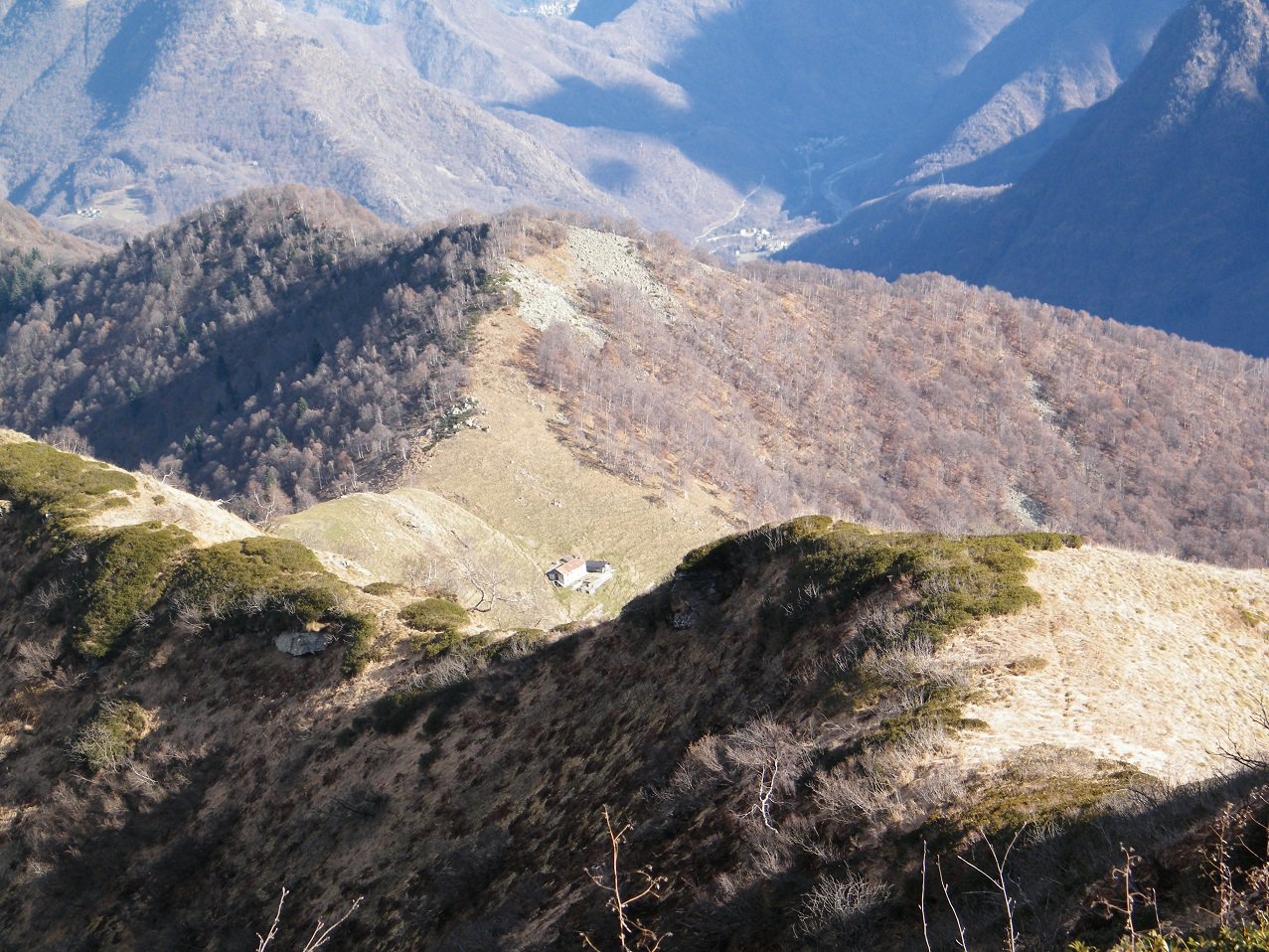 L'Alpe Scotto, la seminascosta Bocchetta di Scotto ed il Sasso delle Gaie visti dalla cresta