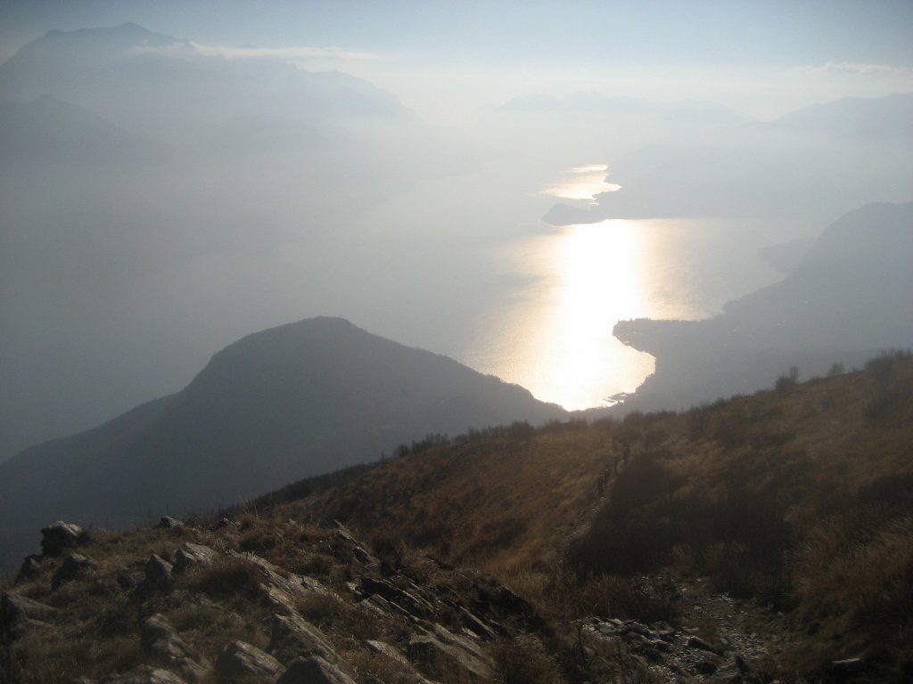 un pò di foschia autunnale al mattino sul lago di Como...