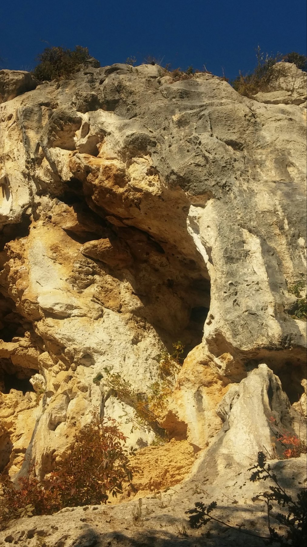 Megalitica segue il filo destro del grottone