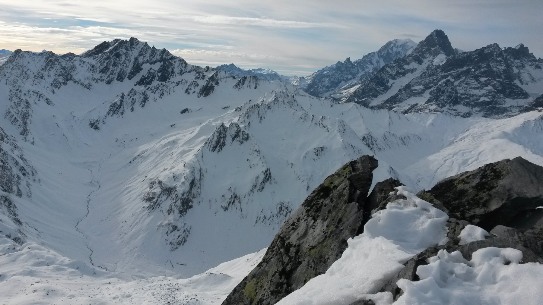 Dalla cima si vede l'itinerario ad anello dell'Angroniettes (val Ferret svizzera), con Monte Bianco e Grand Jorasses sullo sfondo!