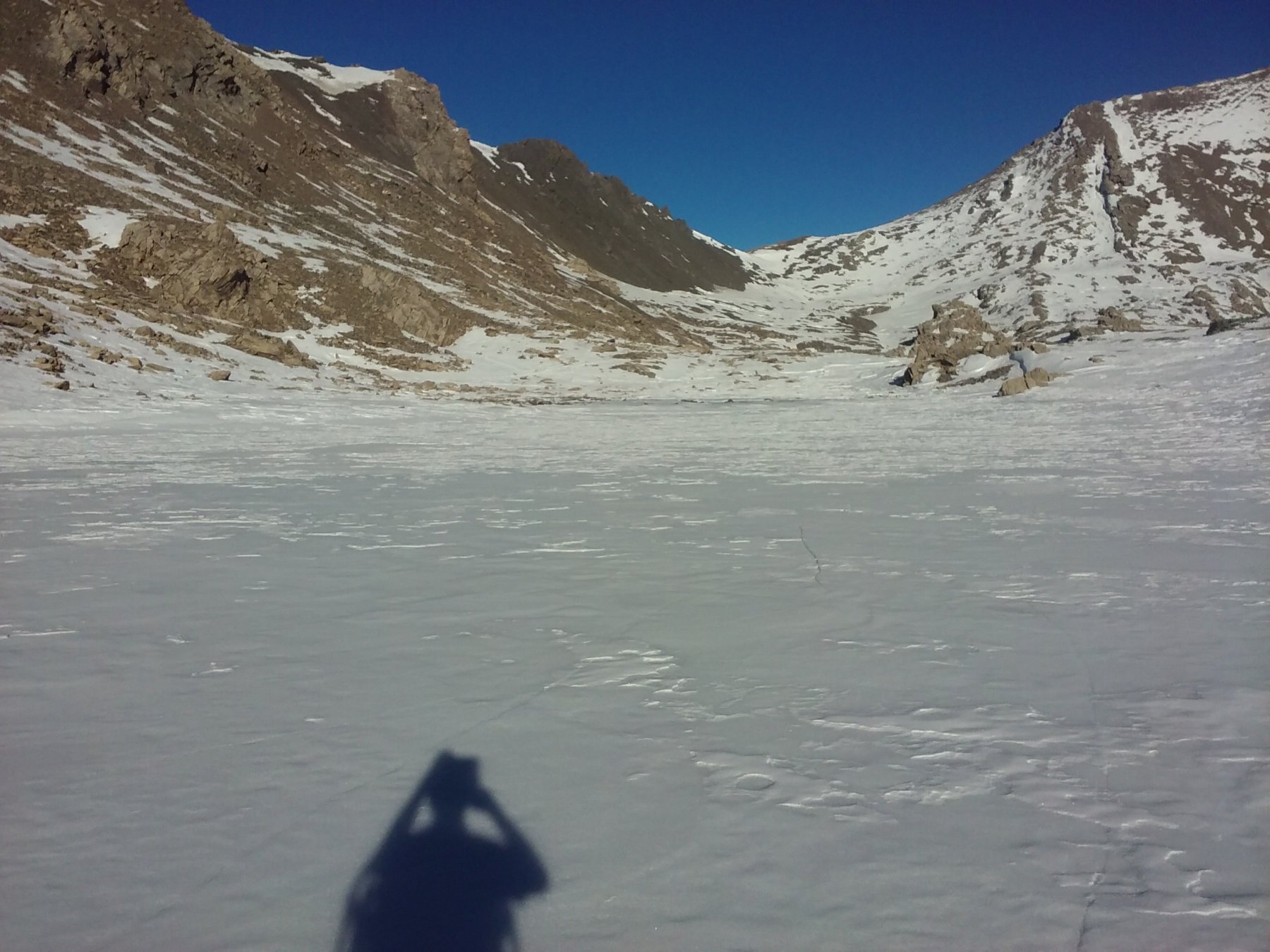 Sul lago Mongioia completamente ghiacciato, guardando verso il passo di Salza.