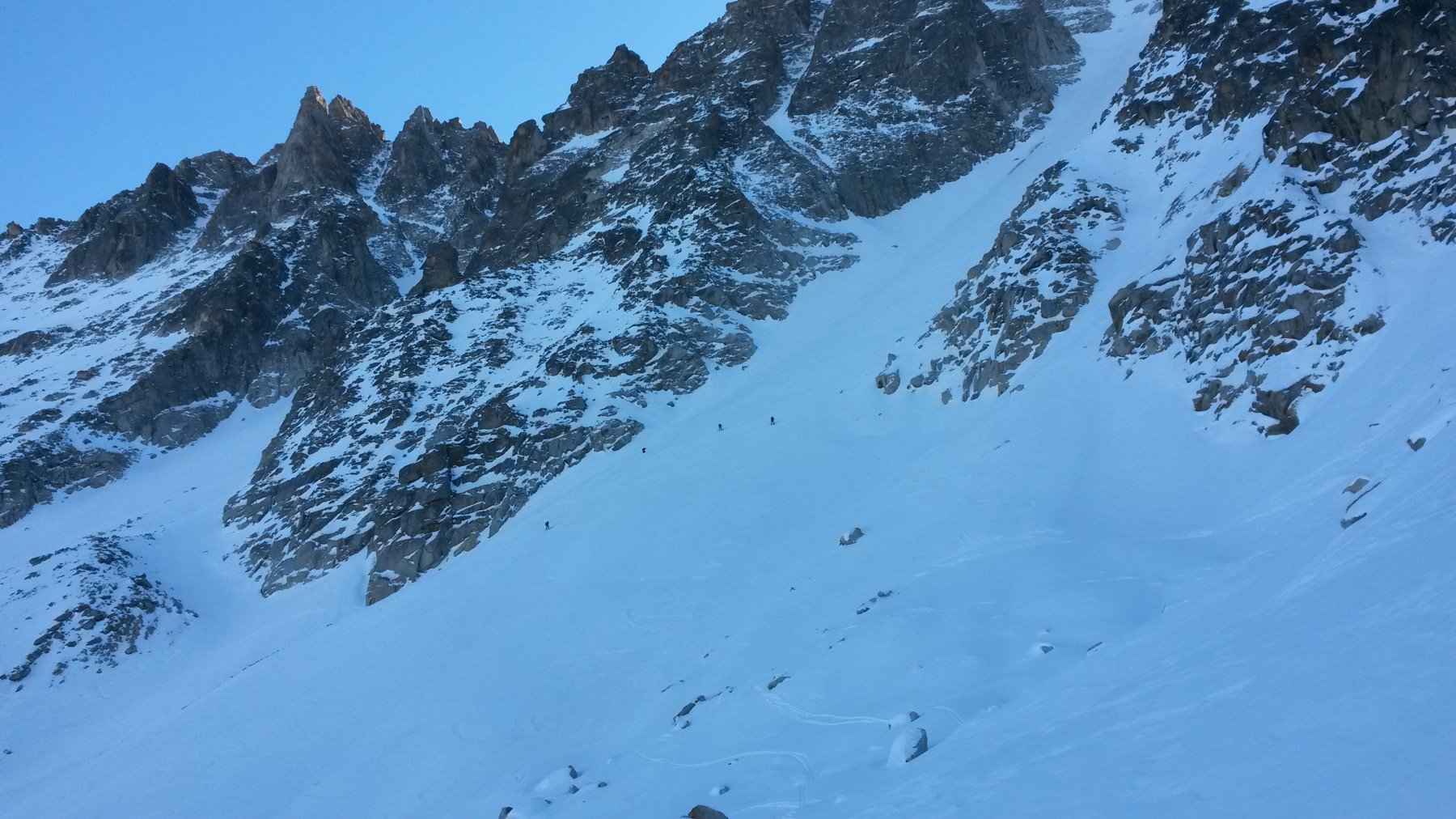 scialpinisti che salgono direttamente alla Cabane du Trient per il (ripidissimo) ghiacciaio d'Arpette
