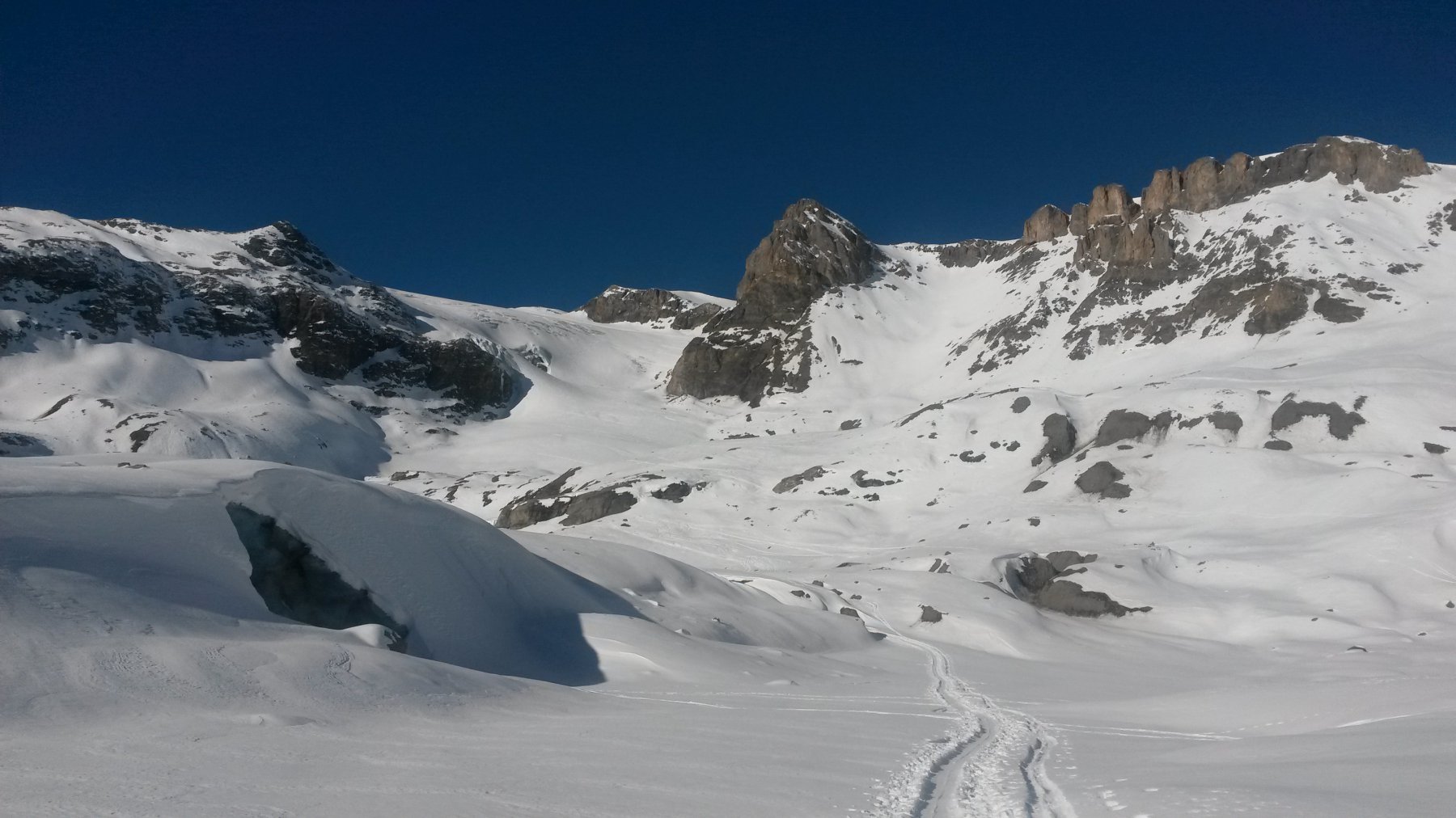 Finalmente la vista si apre: in lontananza si intravede la cupole nevosa della cima (a sinistra delle rocce sotto il Grosstrubel