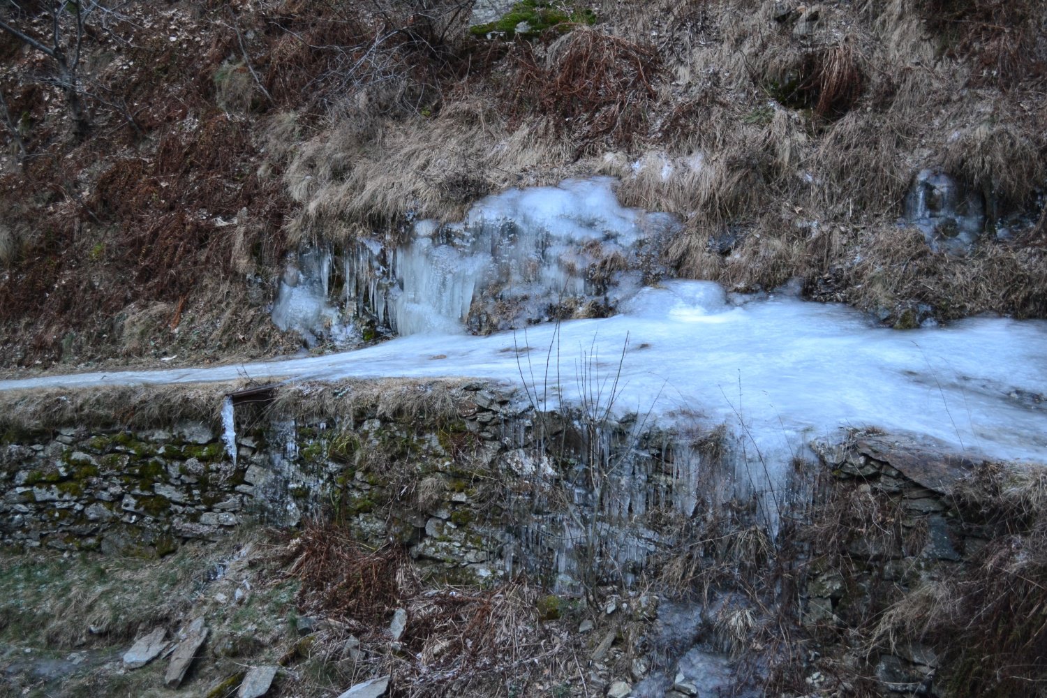 ghiaccio sulla strada della Val Fraina