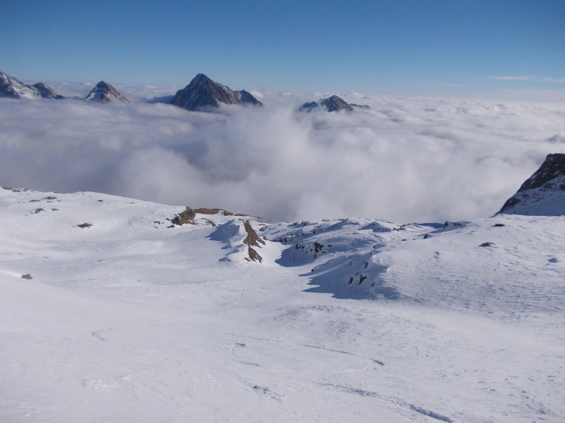 Alagna e Valsesia coperta dalle nuvole dall'alpe Zube