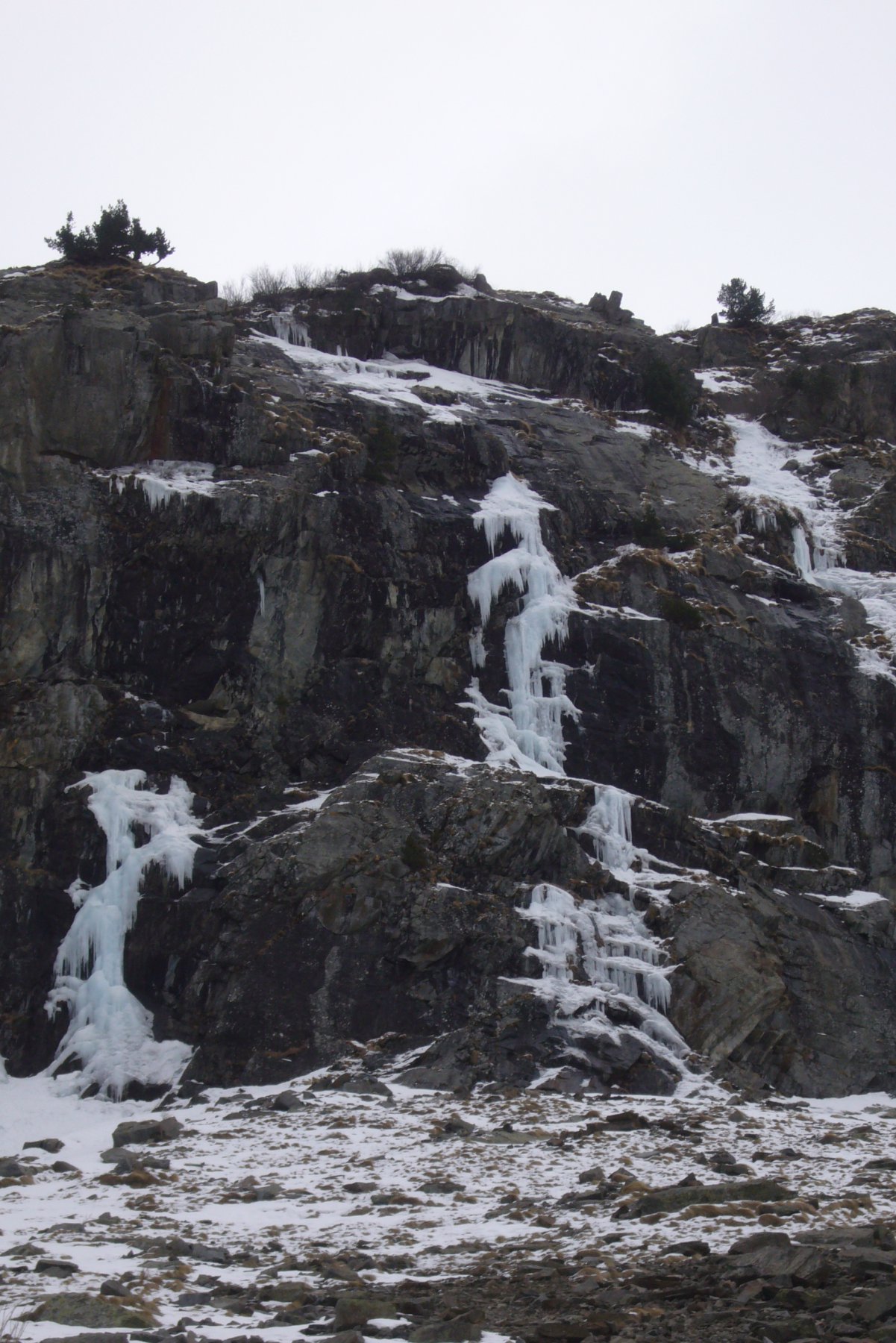 Vue de la cascade, glace dure à gauche en L1 puis décollée à droite en L2