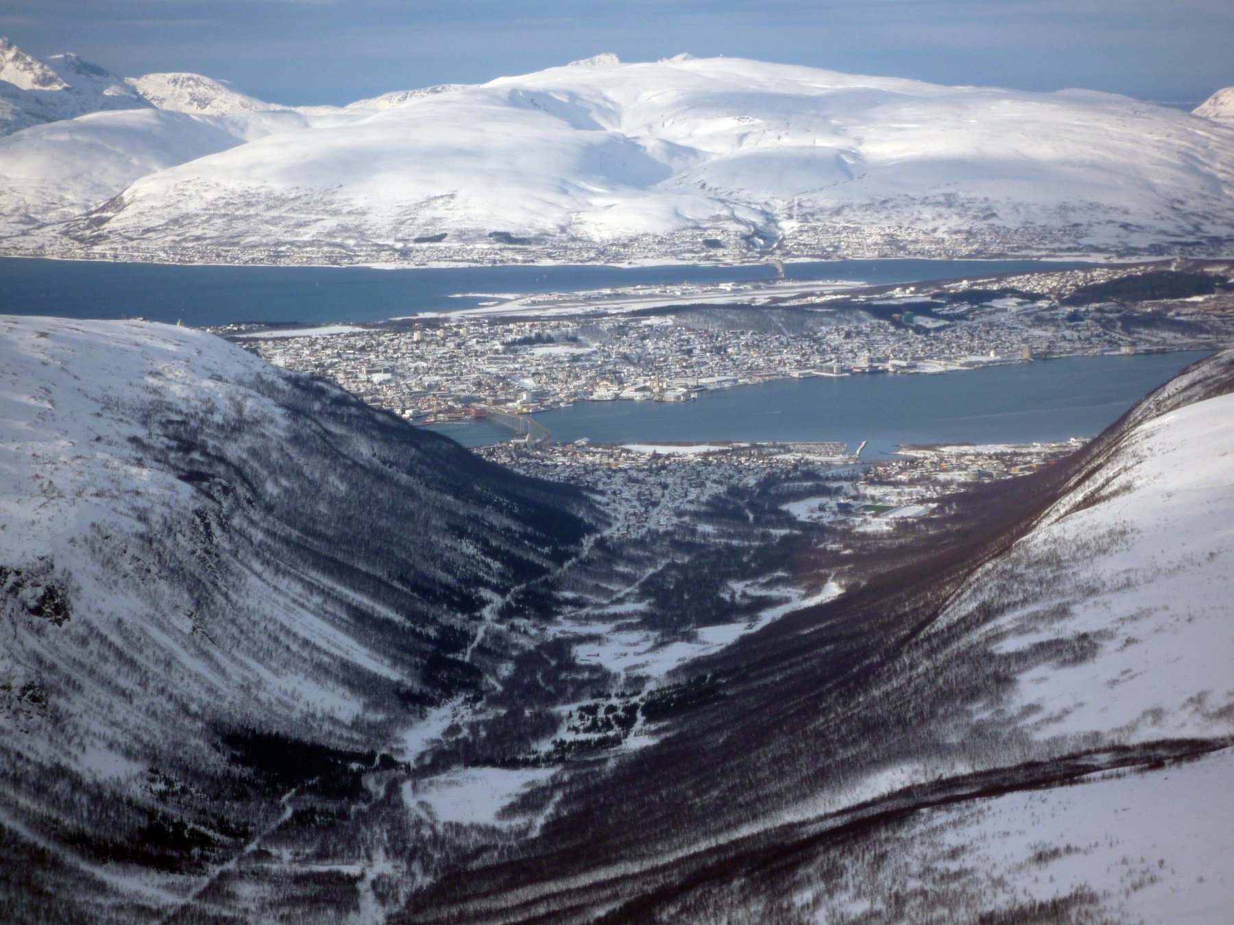 panorama dalla vetta sulla città di Tromso