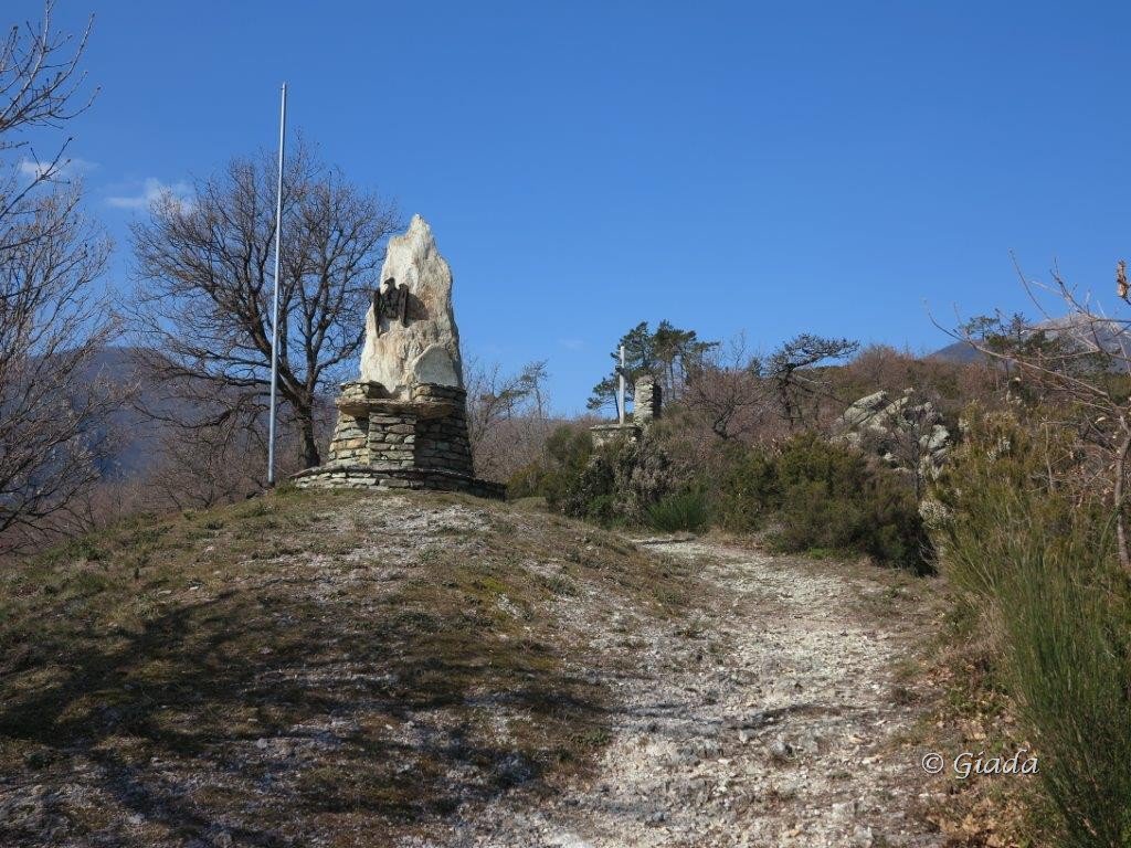 Monumento agli Alpini e ruderi di San Martino