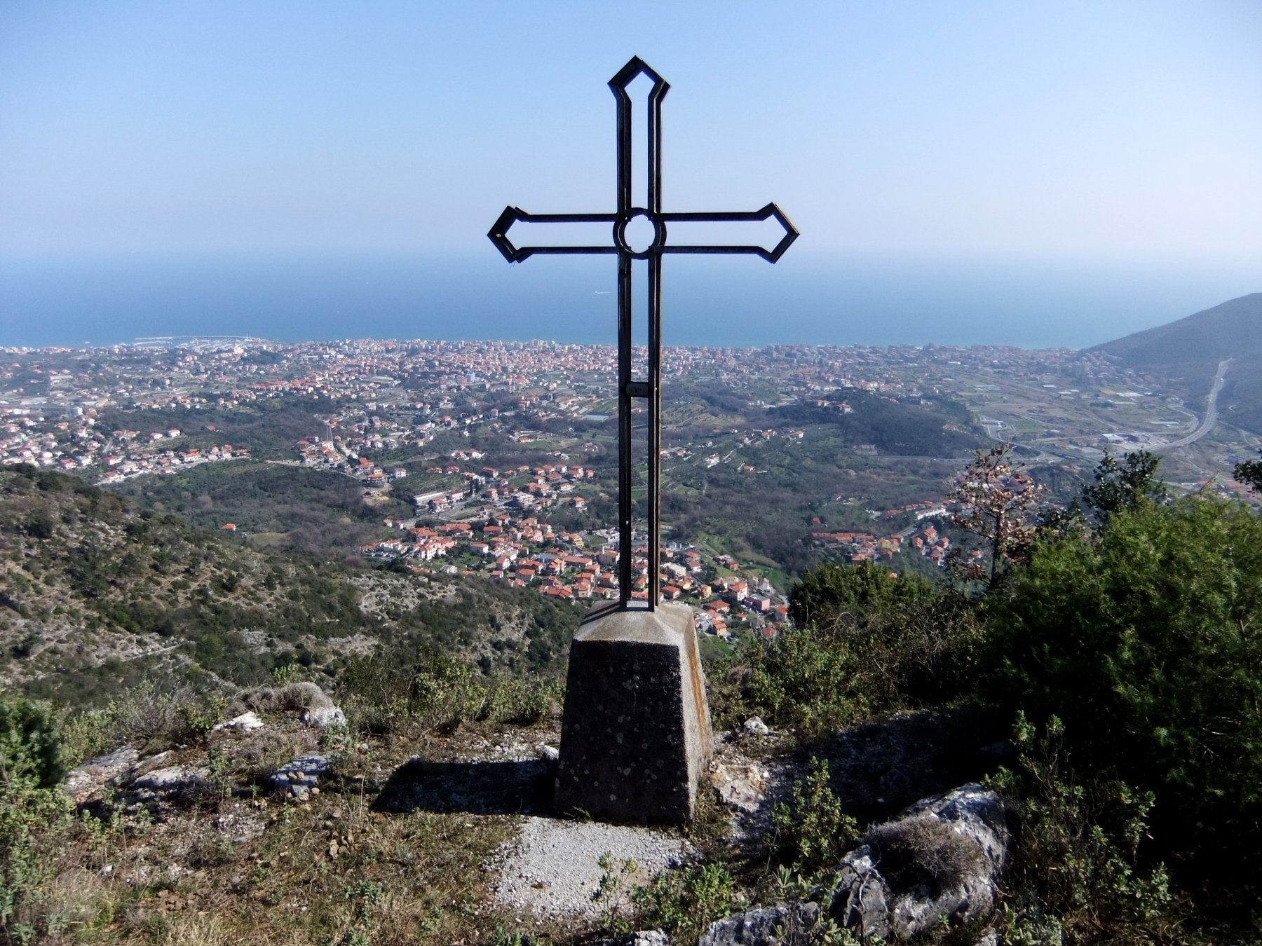 Panorama pomeridiano dalla croce sotto San Pietrino