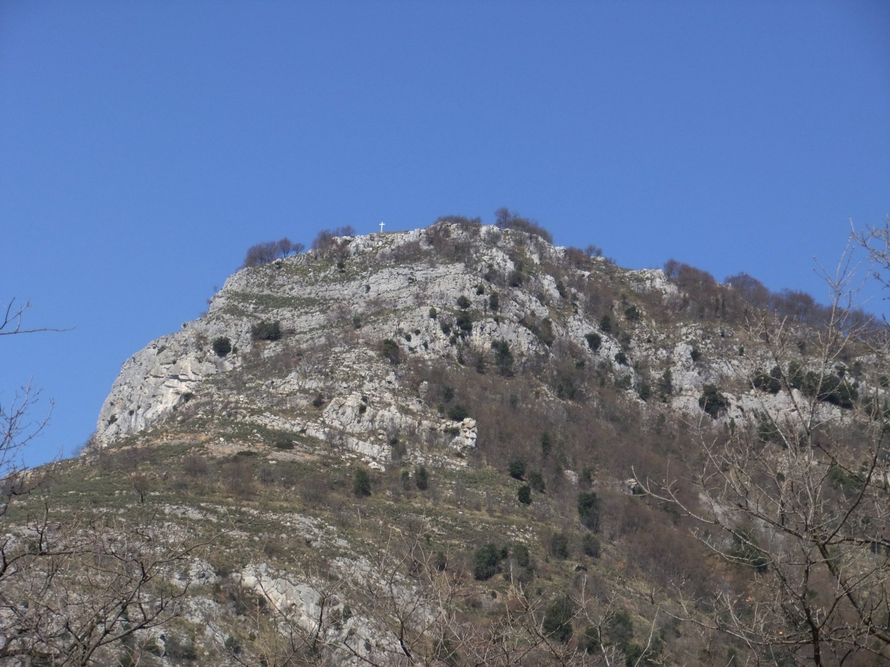 Monte Varatella con croce di San Pietro