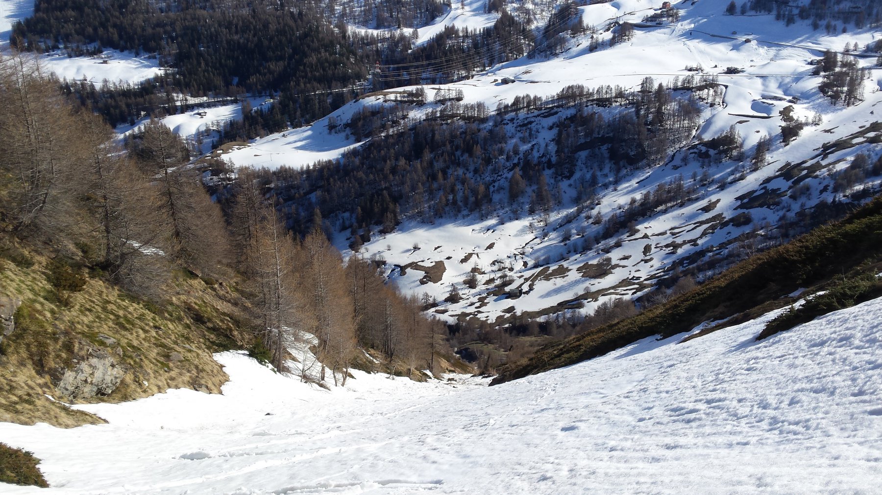 in basso la neve è presente solo nel vallo del ruscello.