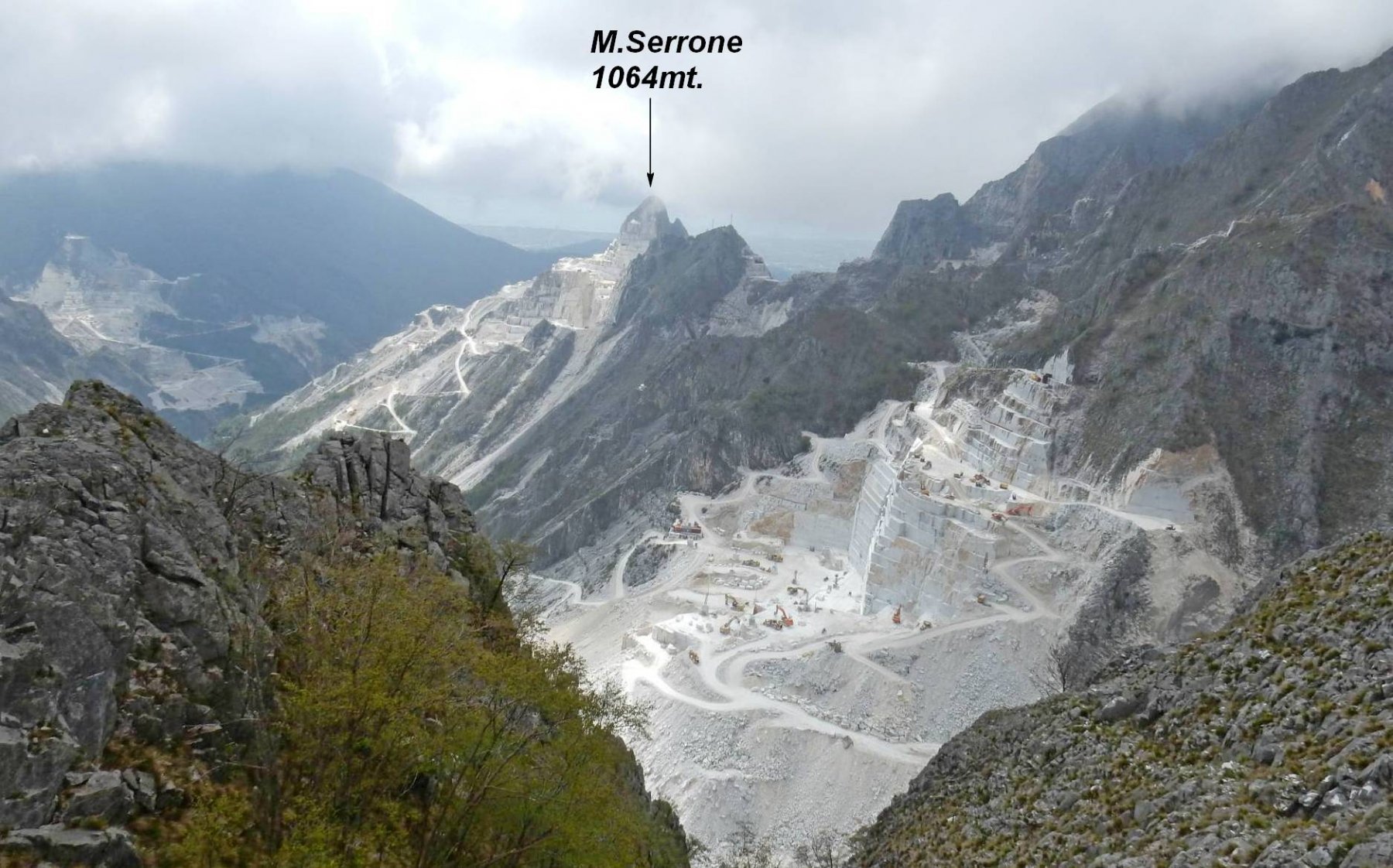  Panorama  sulle cave di marmo che si divorano la montagna.
