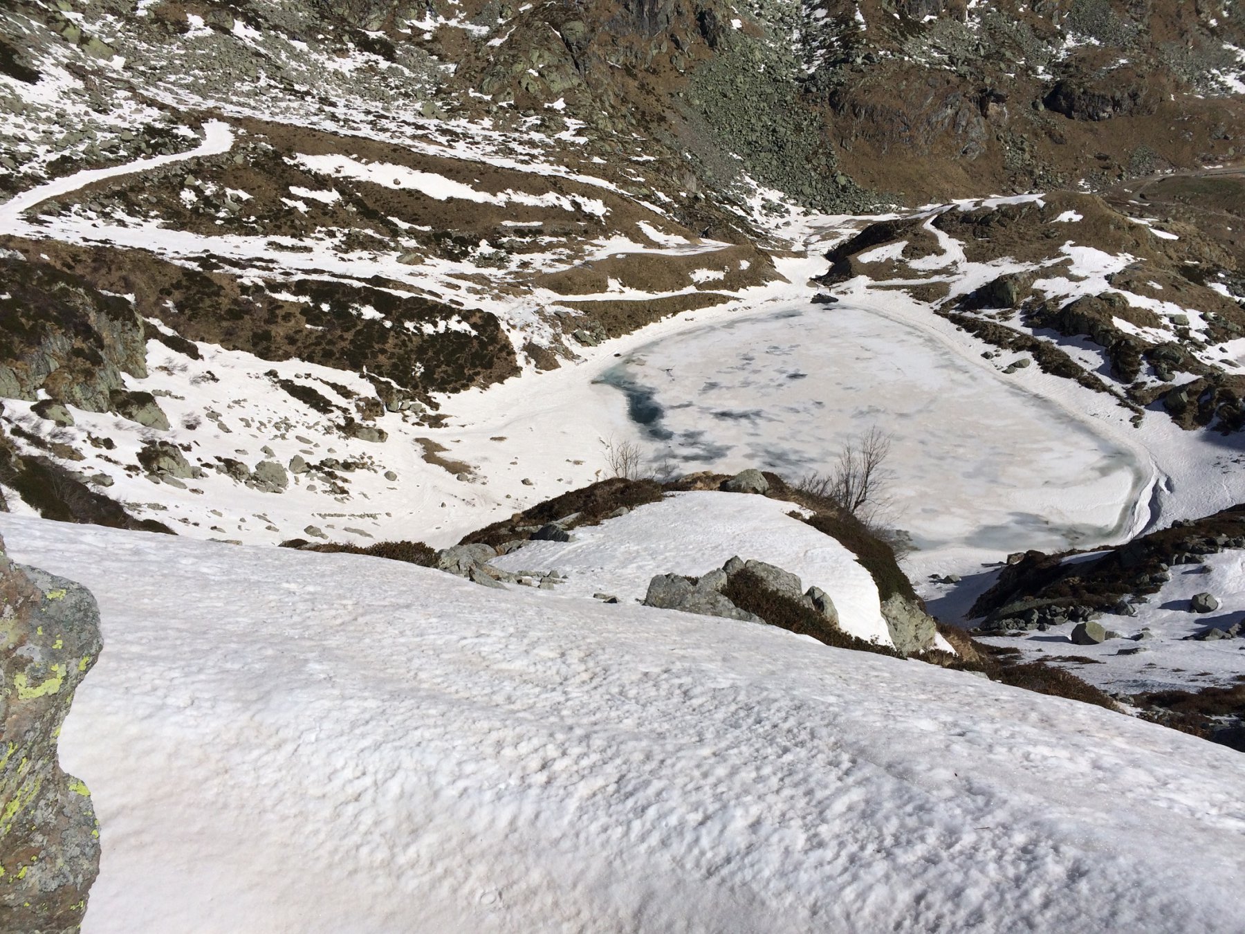 Lago del Mucrone (ghiacciato) e prima parte della parete nord