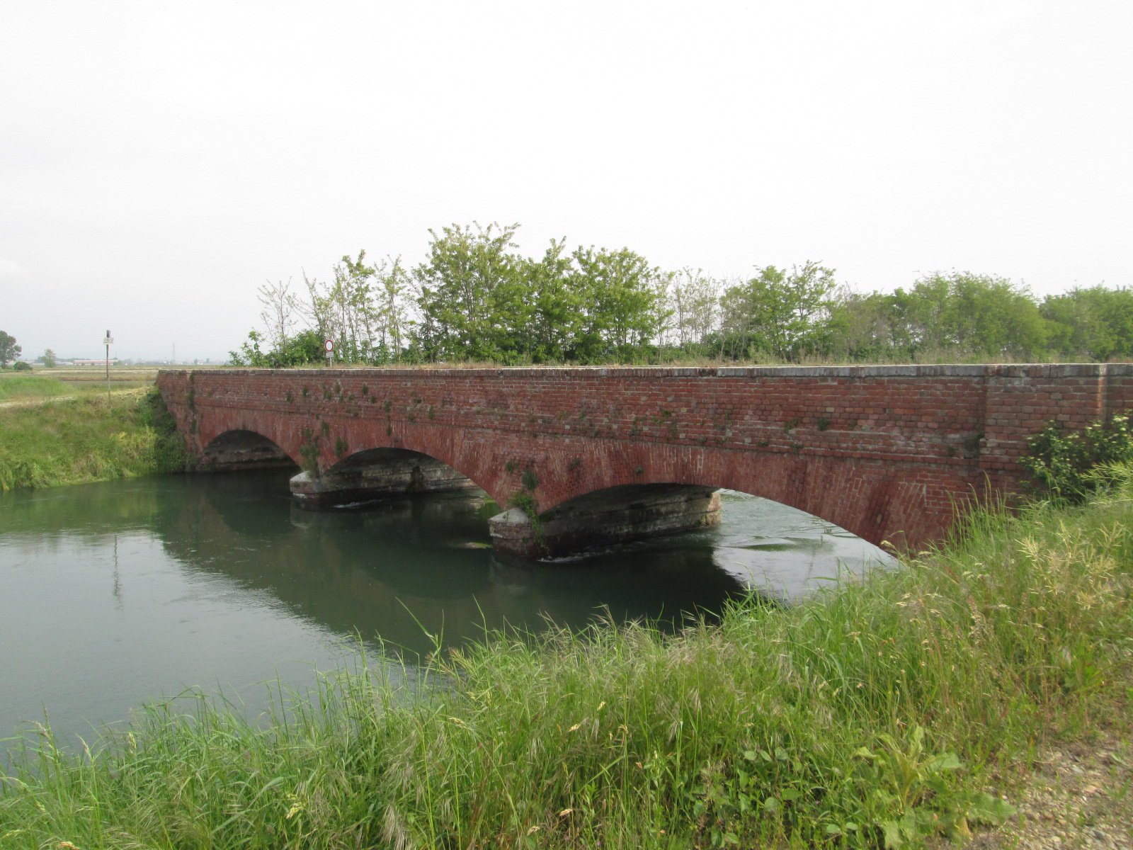 un ponte sul Canale Cavour