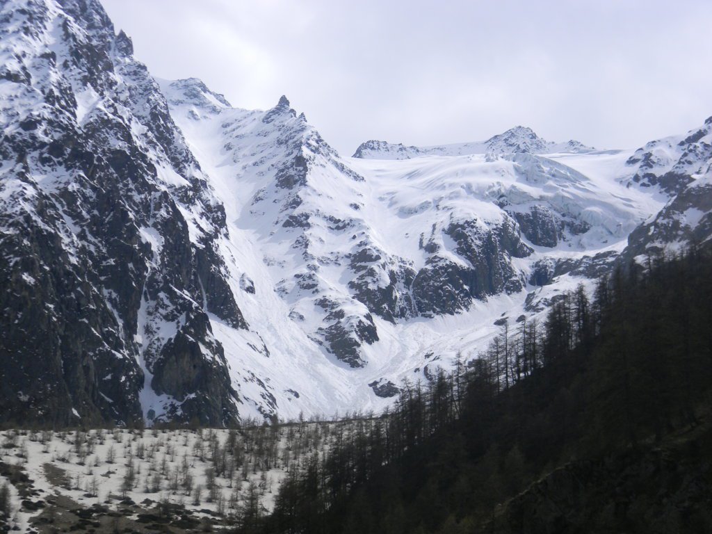 Couloir Davin a sx e a dx l'omonimo ghiacchiaio, scenario dal sentiero GR54.