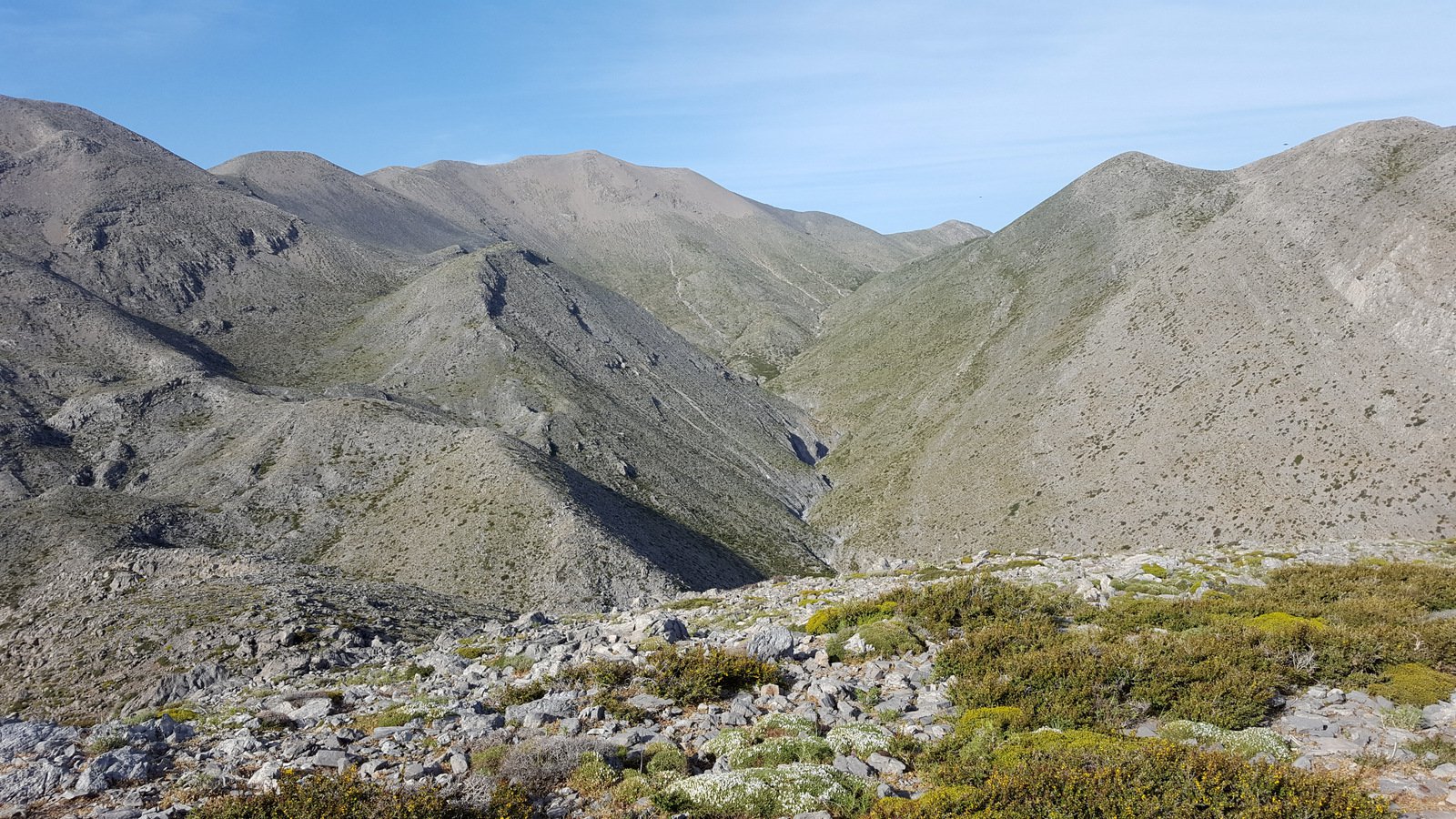 La gola sotto il Monte Kaloros (a dx), in fondo il Melidaoù
