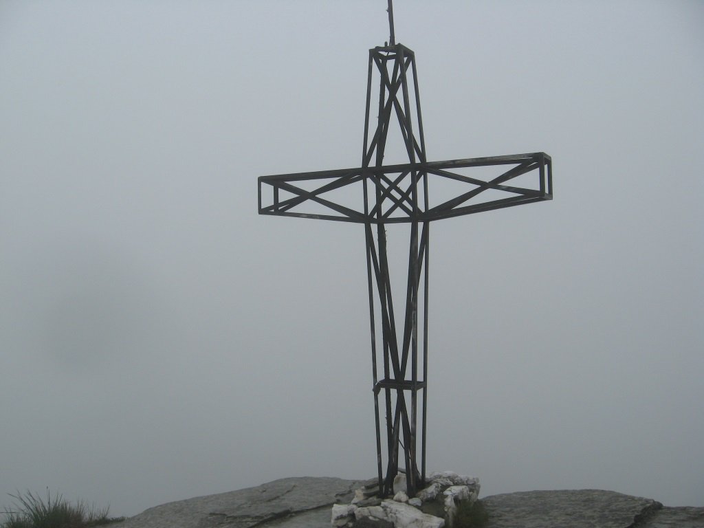 La croce, unica cosa visibile oggi.