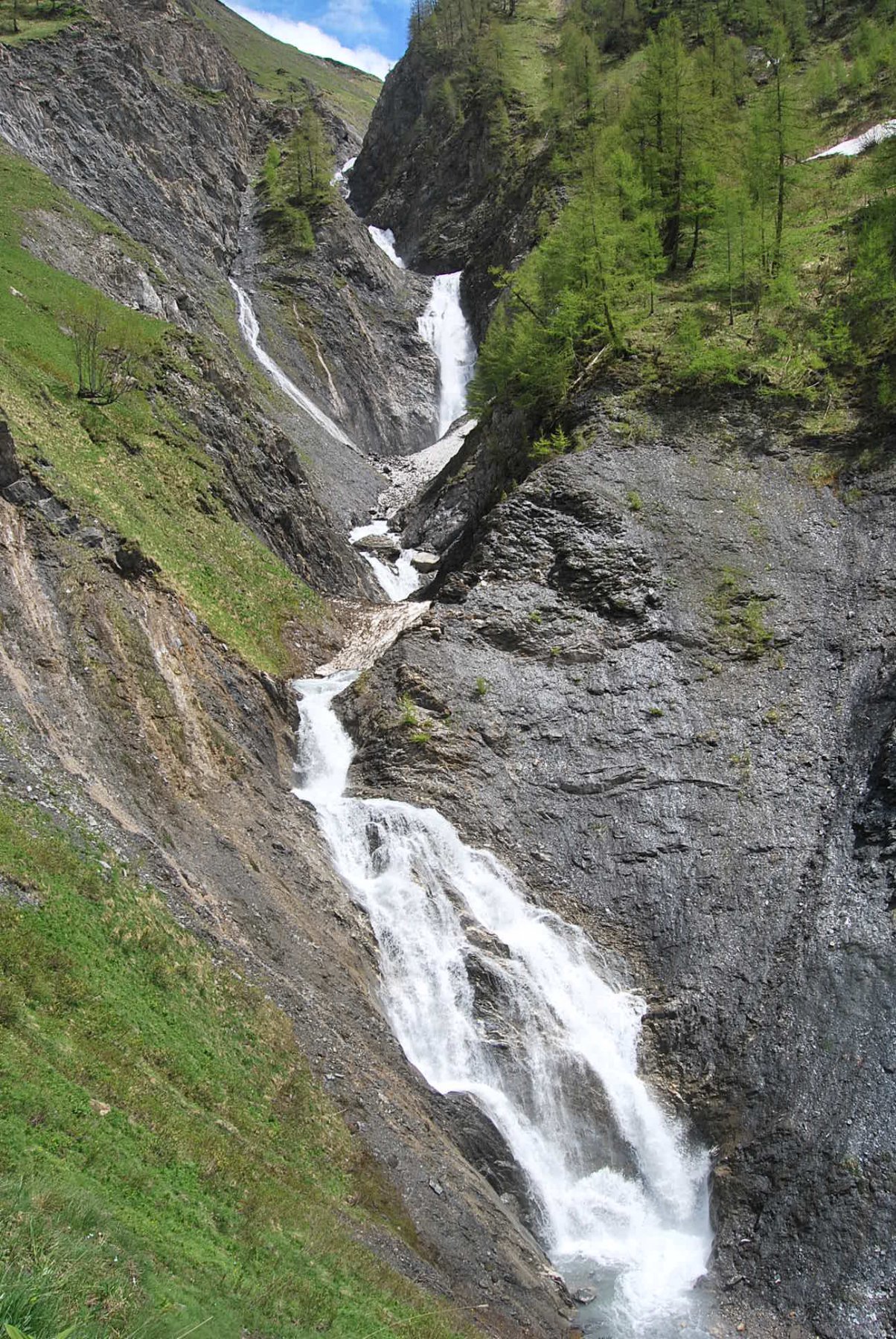 La cascata del torrente che esce dalla forra di Belle Combe