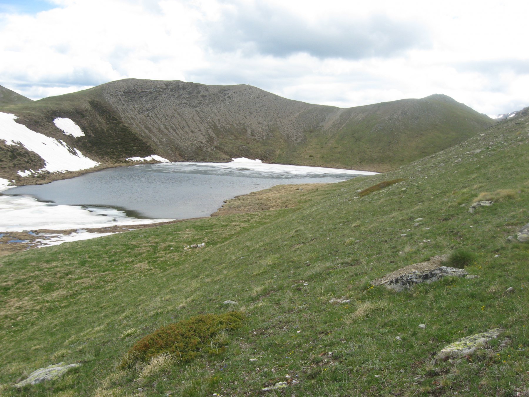 Il lago Cormet e le due punte del monte omonimo, sormontate da una croce