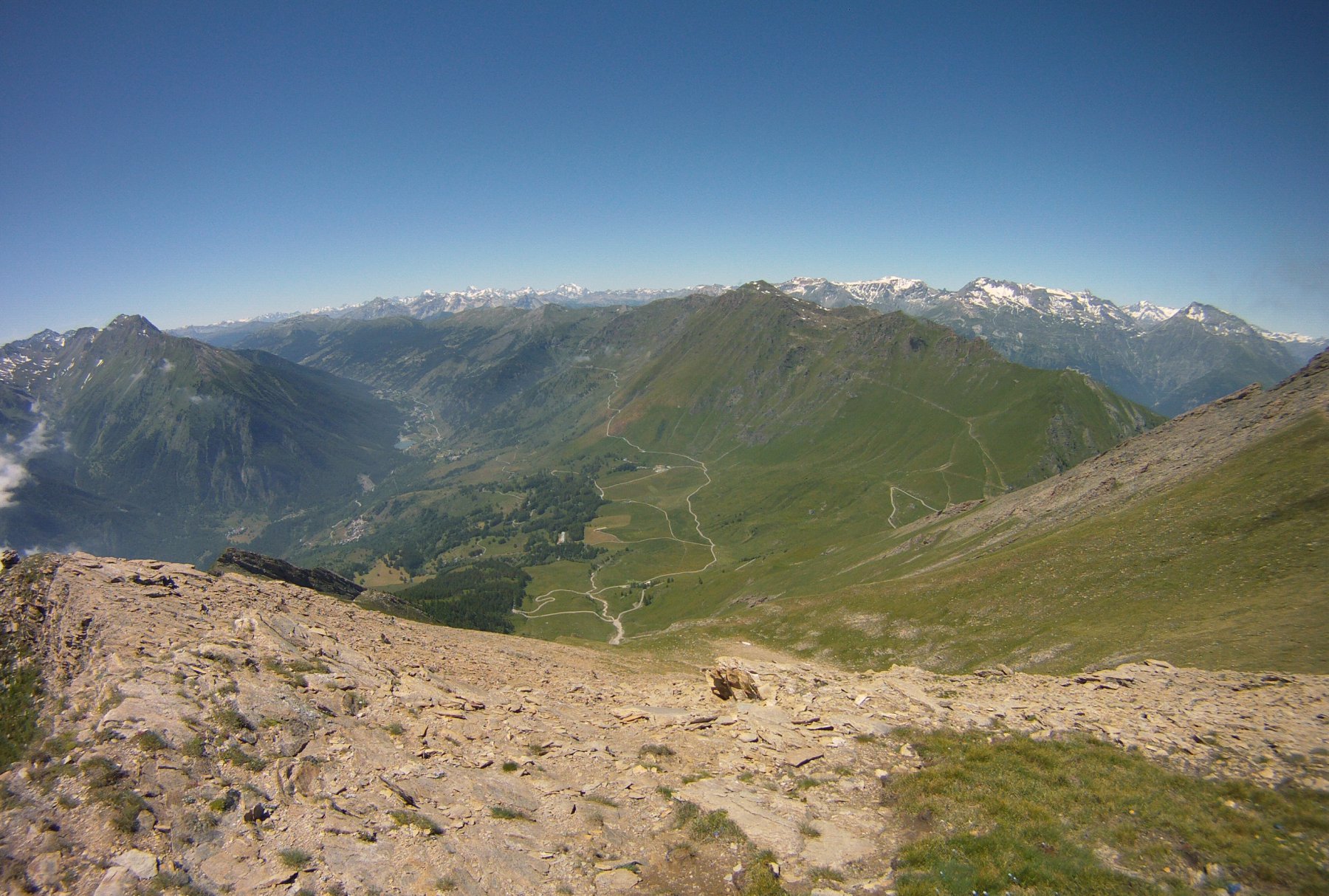 Vista di Pian dell'Alpe e dell'alta Val Chisone dalla cima