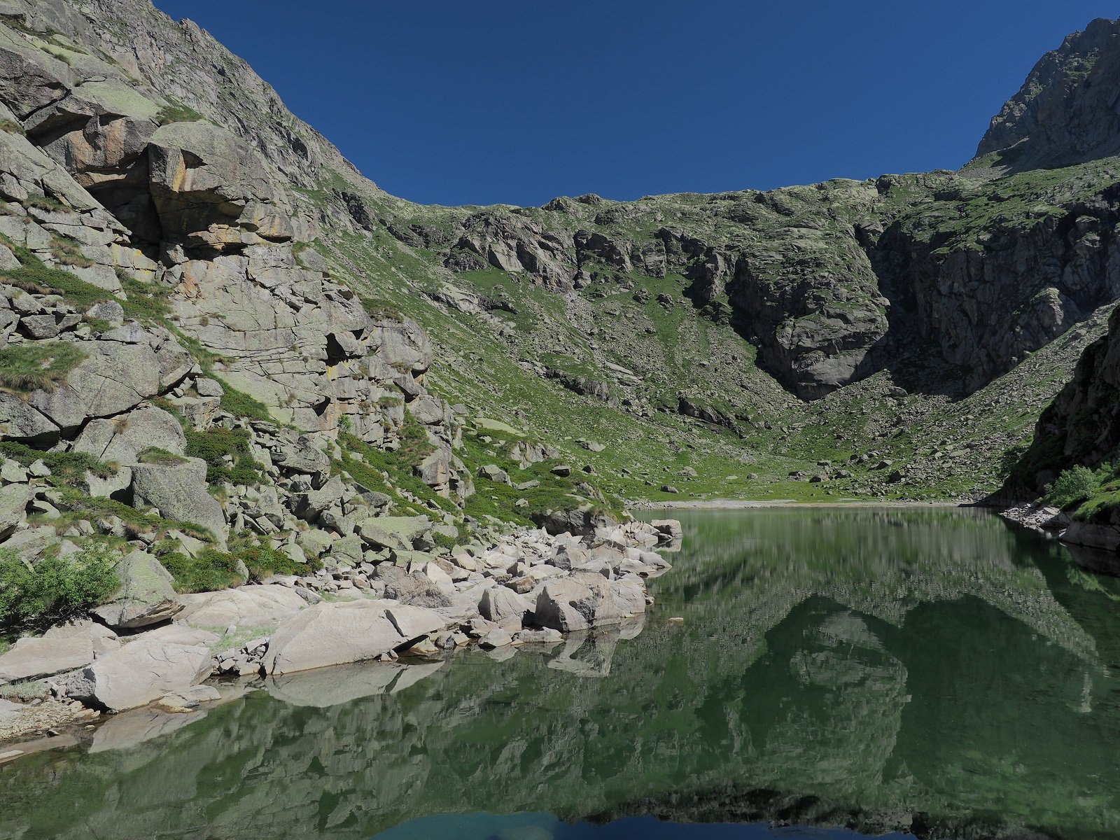 Lago della Balma. Eh sì, per salire al lago di Valsoera bisogna superare quella paretona là in fondo!