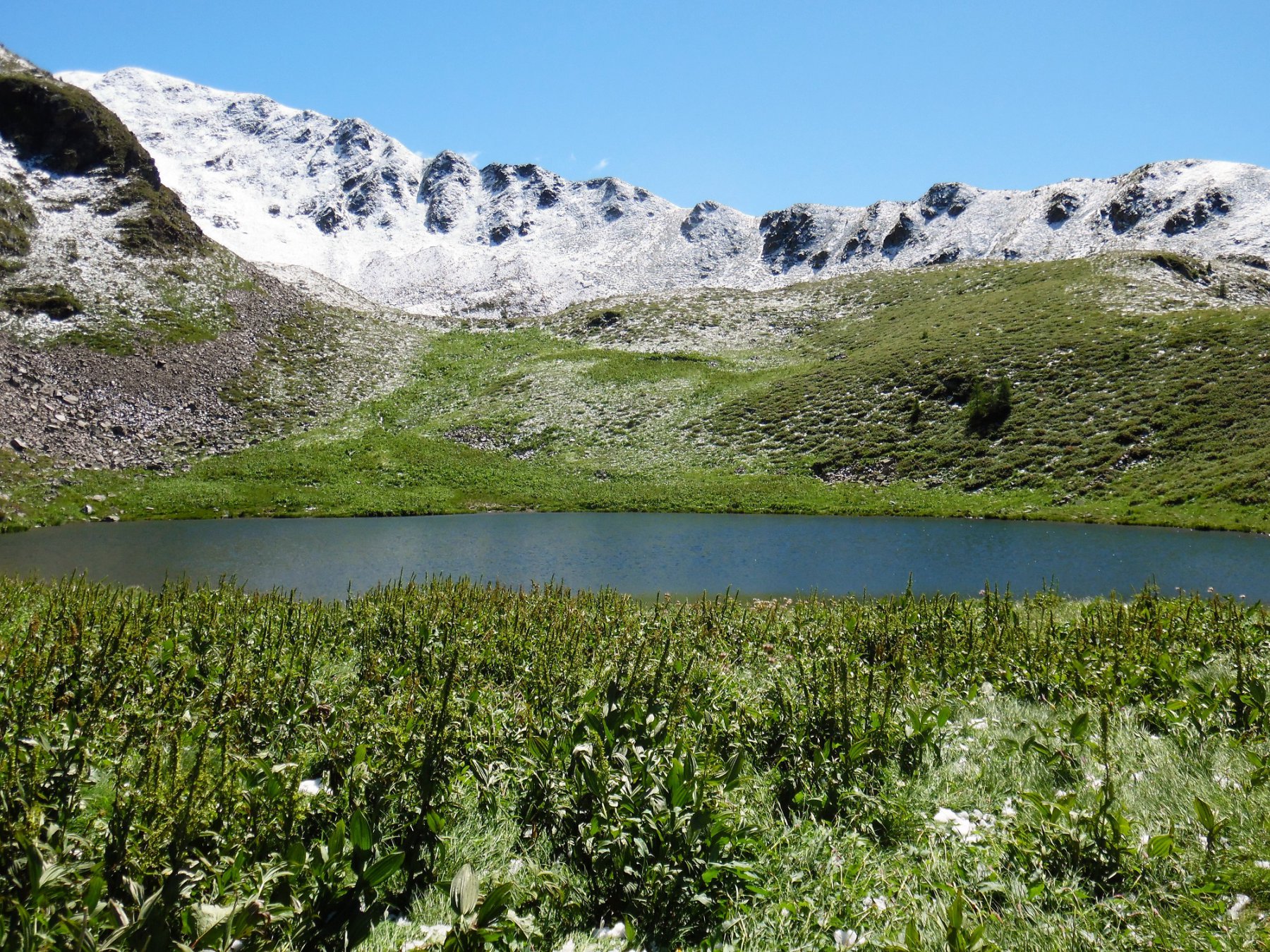 Lago delle trote 2109 m. Dietro crinale del Montebello