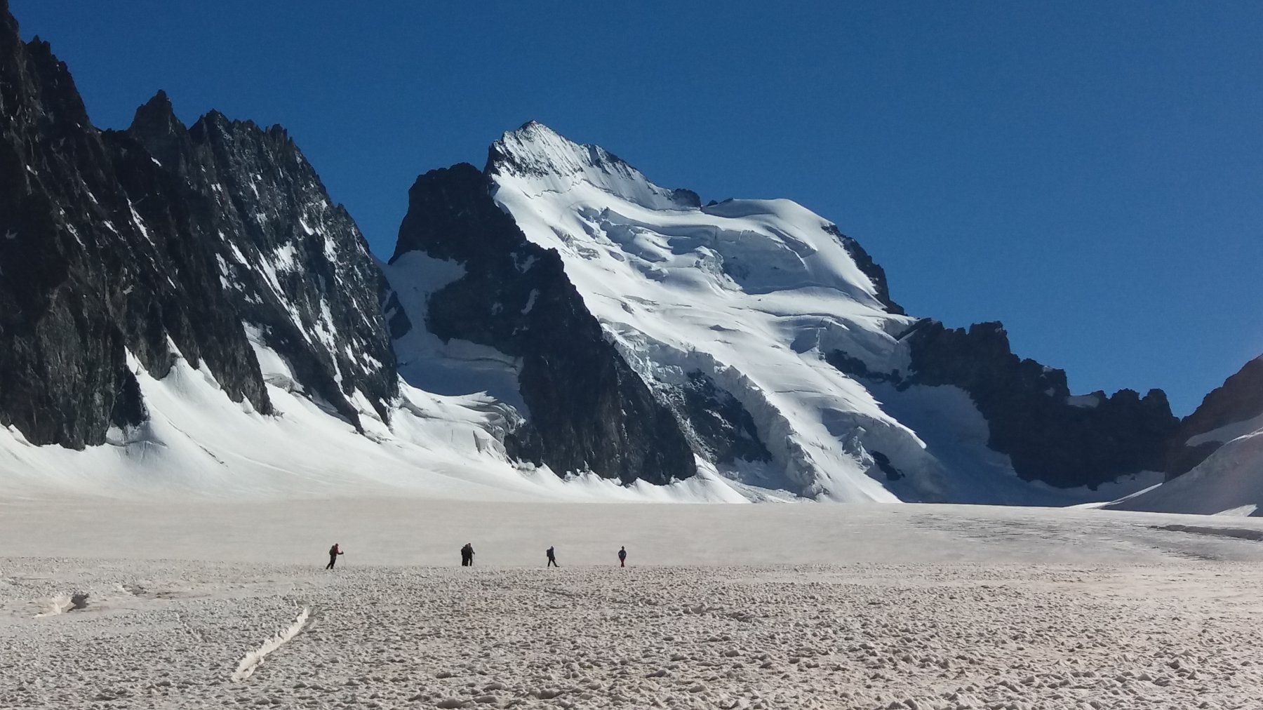 Puntando verso il rifugio, nell'immensita' del Glacier Blanc