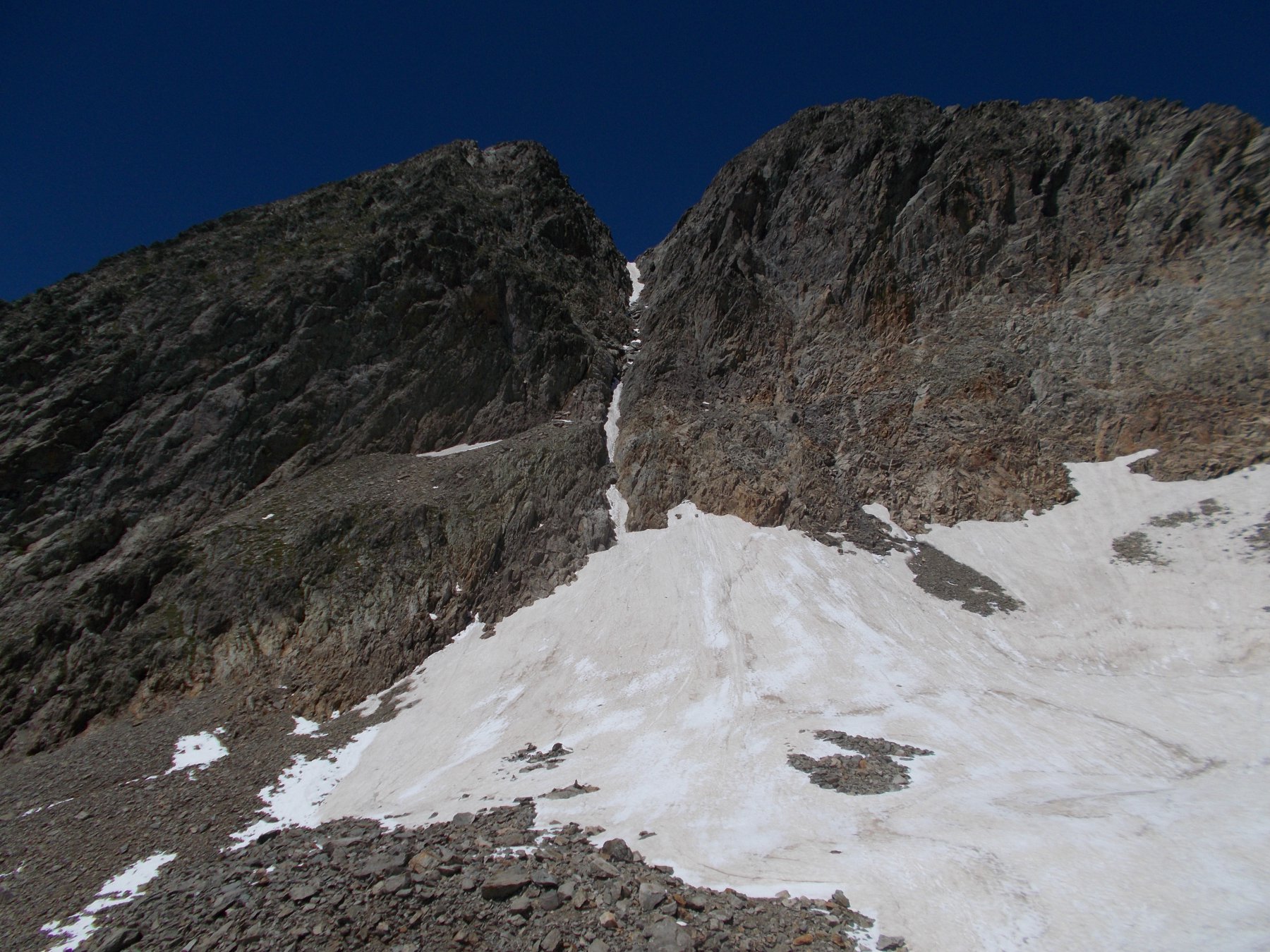 Il canalino che porta in vetta al Gelas con percorso alpinistico
