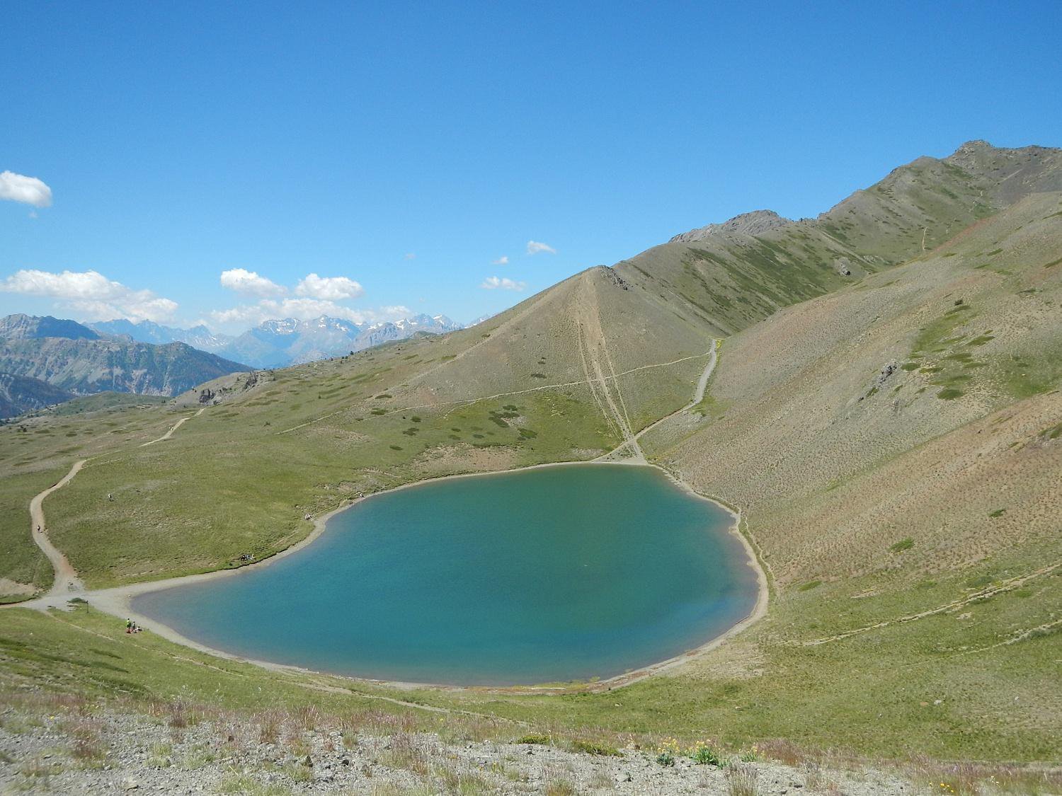 il Lago Gignoux; sulla sinistra il sentiero verso il Col du Gondran