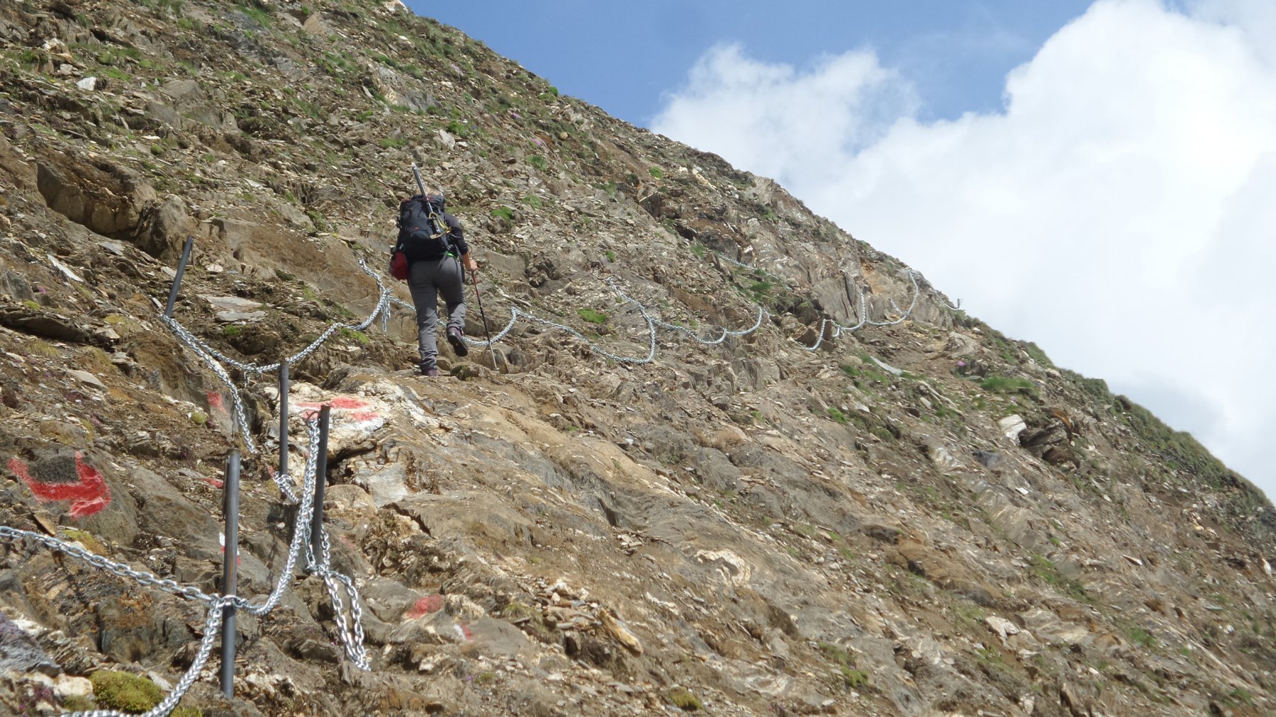 Mary in salita lungo il tratto attrezzato del sentiero che porta allo spallone di quota 2675 m
