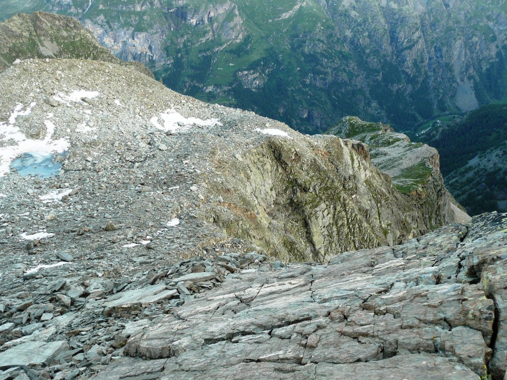 Dorsale risalita e la spalla che divide la conca del bivacco dal vallone di Spissen, a sx sopra il laghetto la quota 2968 m