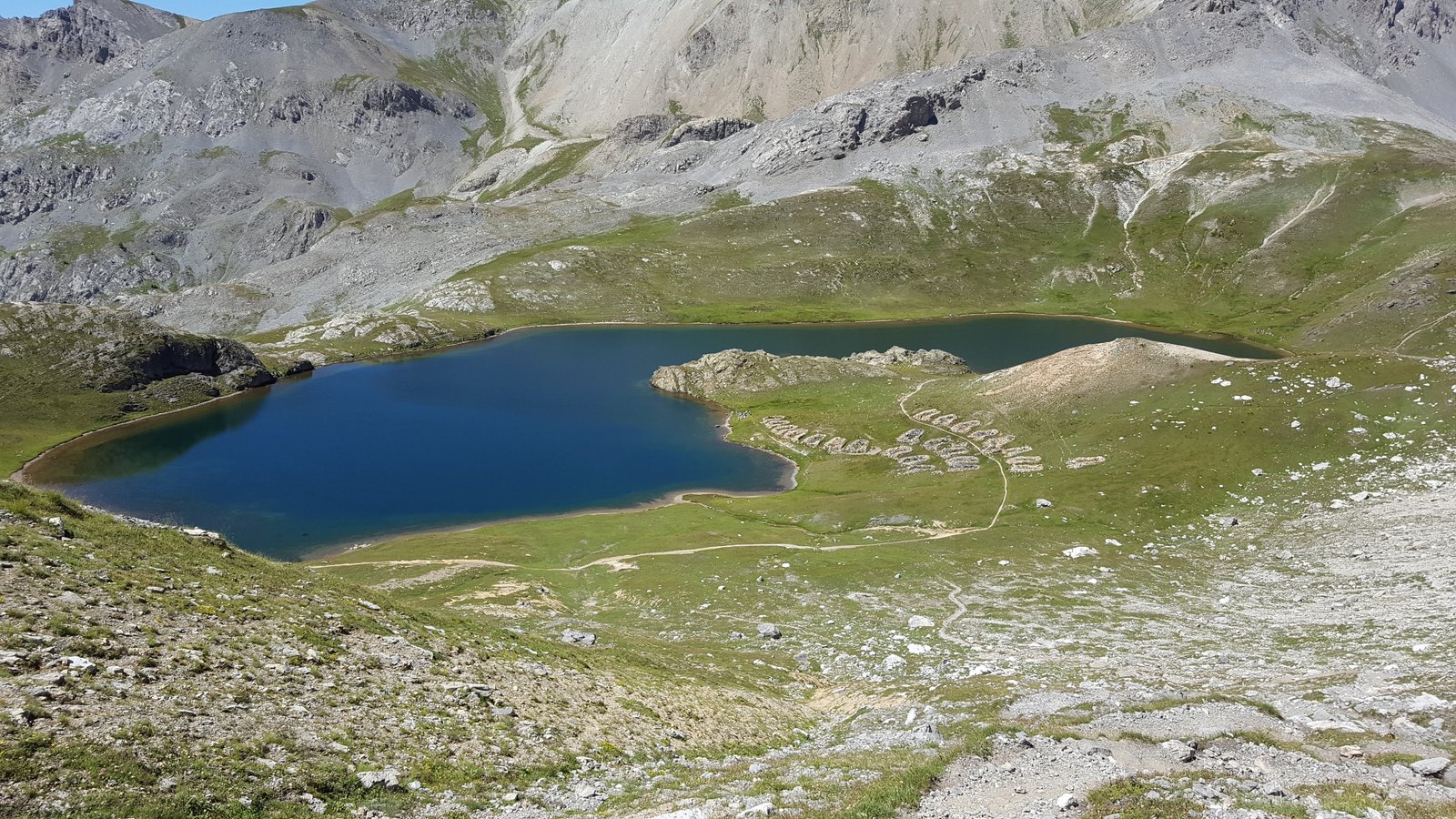 Lago superiore di Roburent dalla traccia per il Passo Scaletta