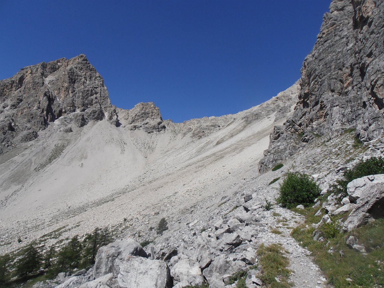 04 - Rocca del lago a sx e Passo di Desertes a centro foto