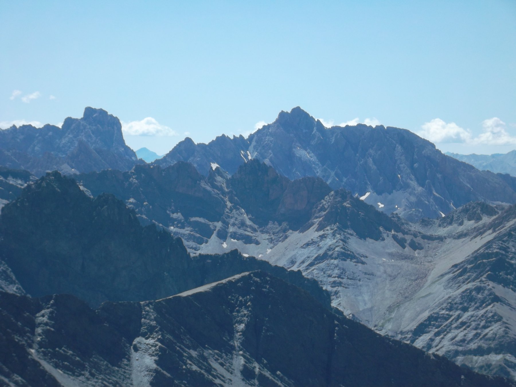 Mongioia (3340 m) - vista su Brec de Chambeyron (3389 m) e Aiguille de Chambeyron (3412 m)