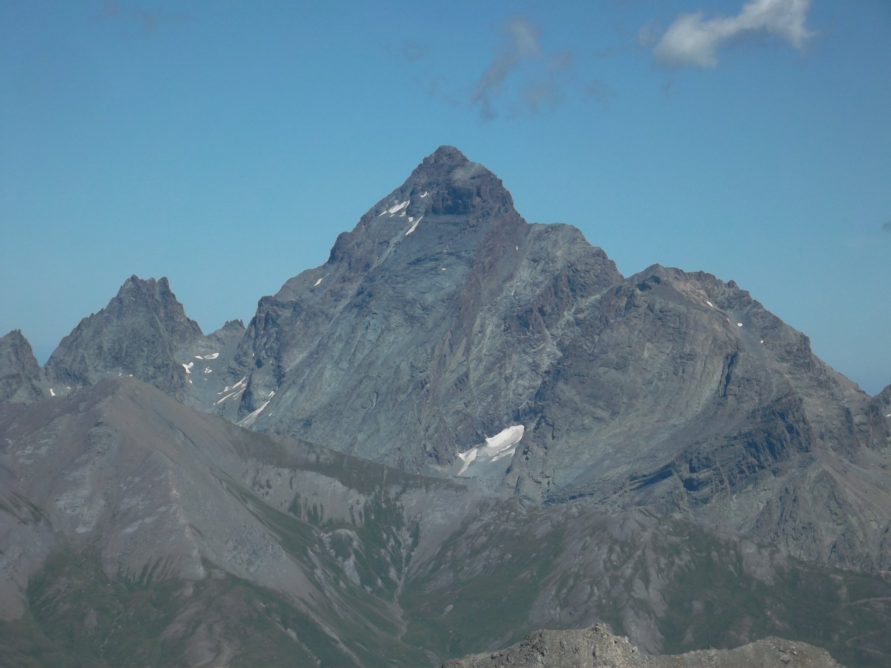Mongioia (3340 m) - vista su Monviso (3841 m), Visolotto (3348 m) e Cadreghe di Viso (3190 m)