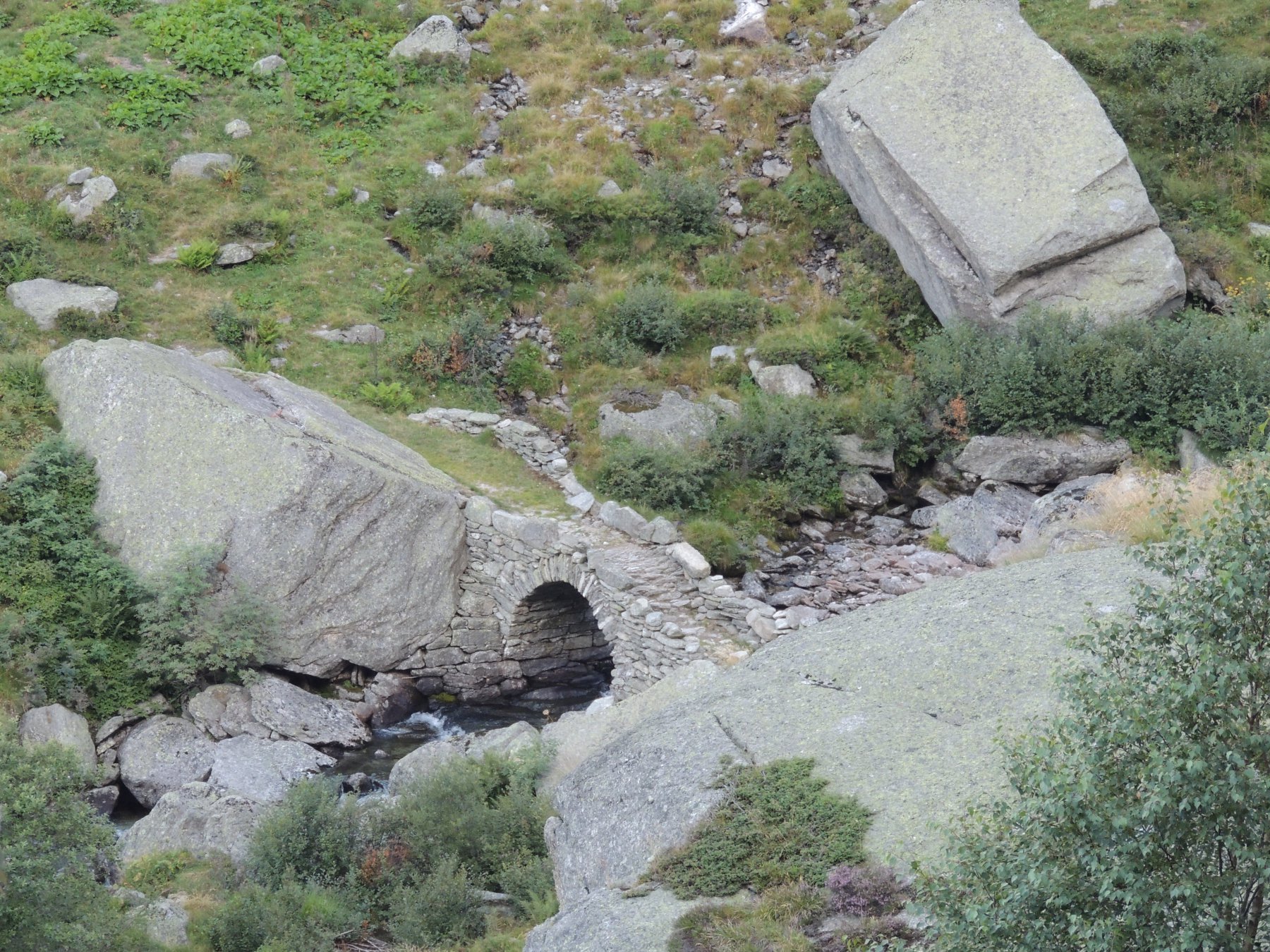 Ponte in pietra all'inizio del vallone di Vassola