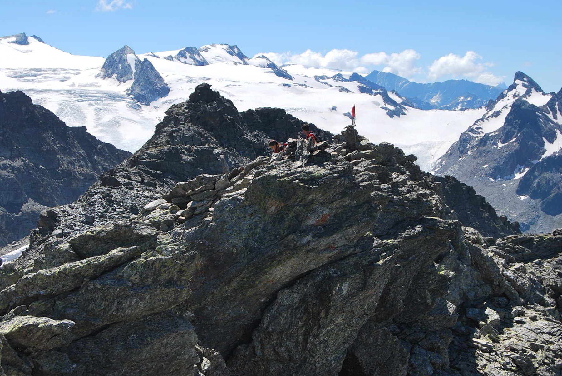 L’arrivo alla vetta del Colmet Nord (3020 m); in secondo piano la vetta Sud, sullo sfondo il Rutor