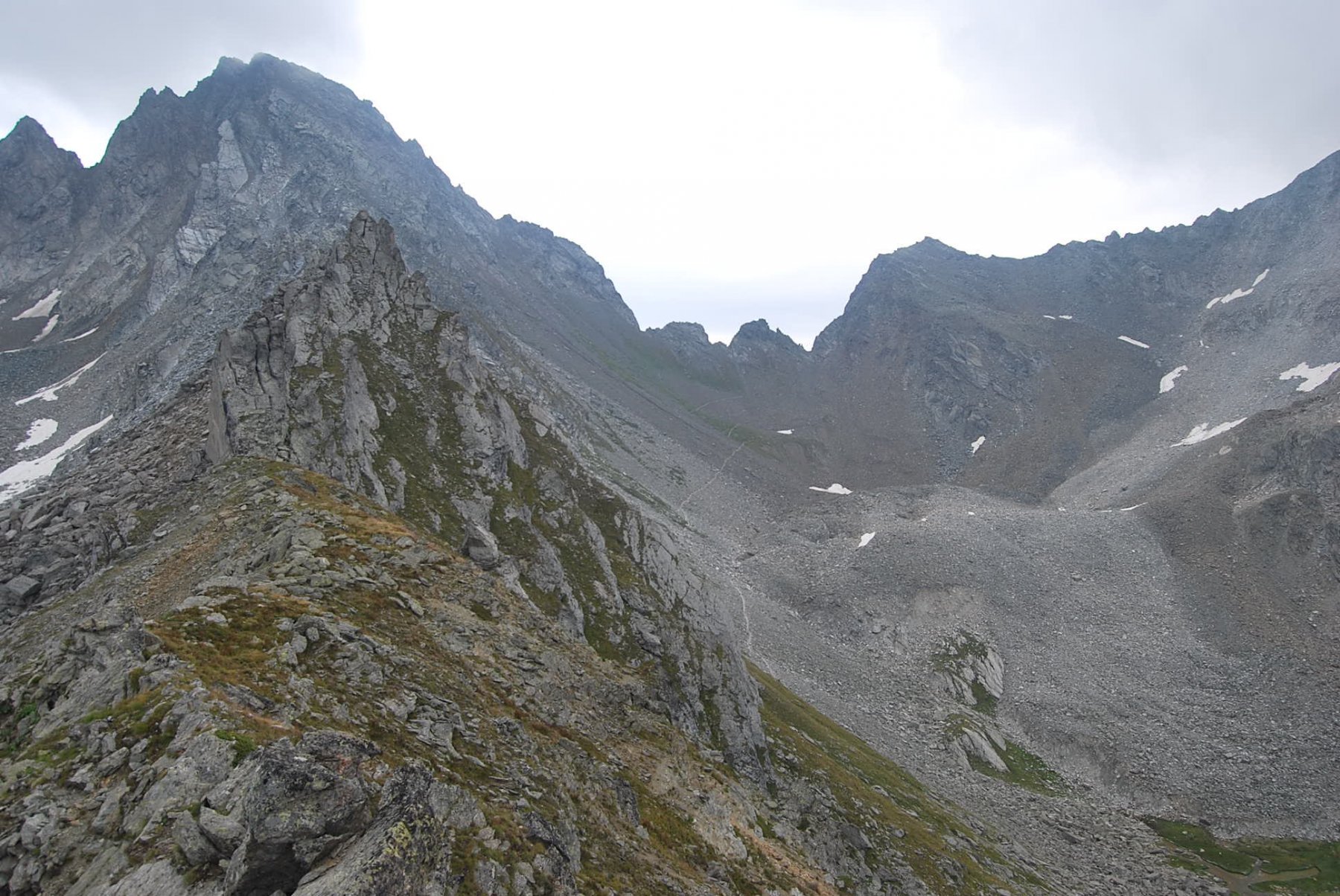 La roccia a due punte, il sentiero ed il Colle Finestra dalla cresta