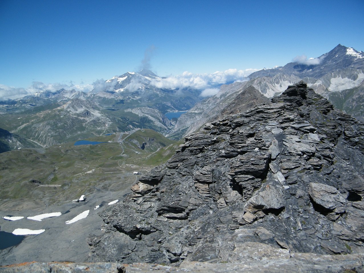 Dalla cima panorama verso la Val d'Isere. Al centro sullo sfondo il Mont Pourri.
