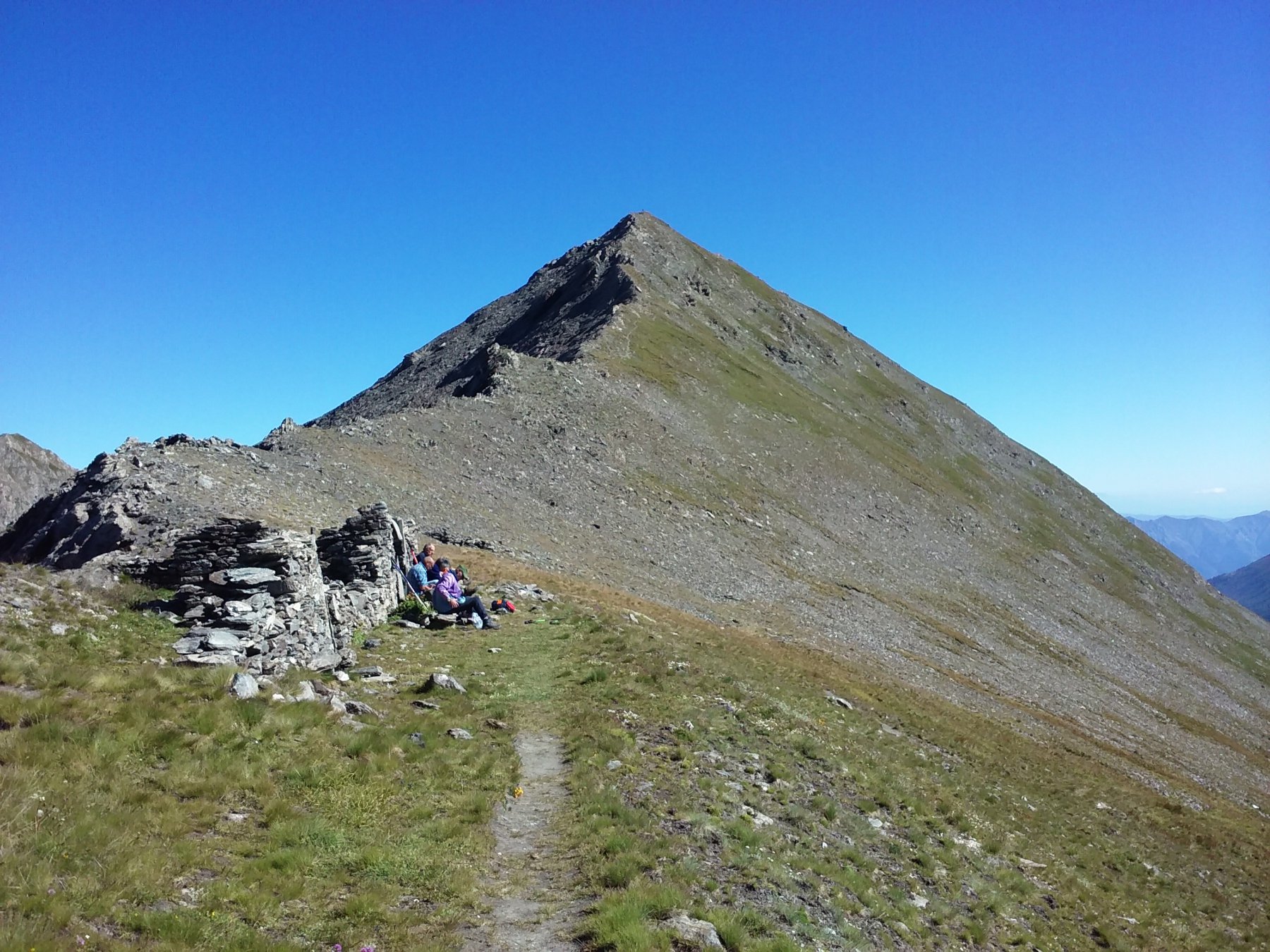 La cima Frappier vista dal passo Frappier (a destra del filo di cresta si intravede la traccia di discesa).