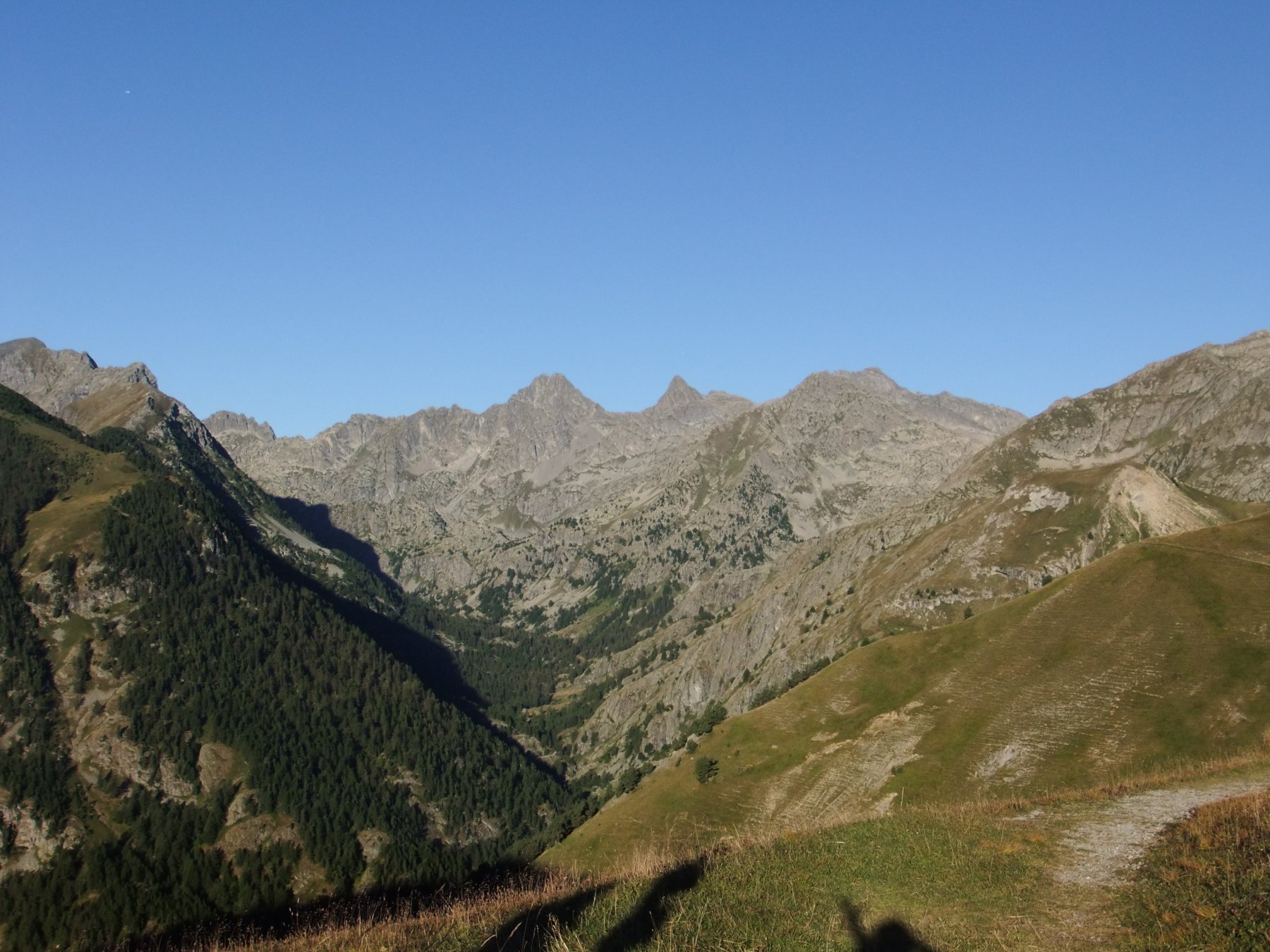 La Valmasque dalla Baisse de Barchenzane; l'ultima cima a destra è la Scandeiera.