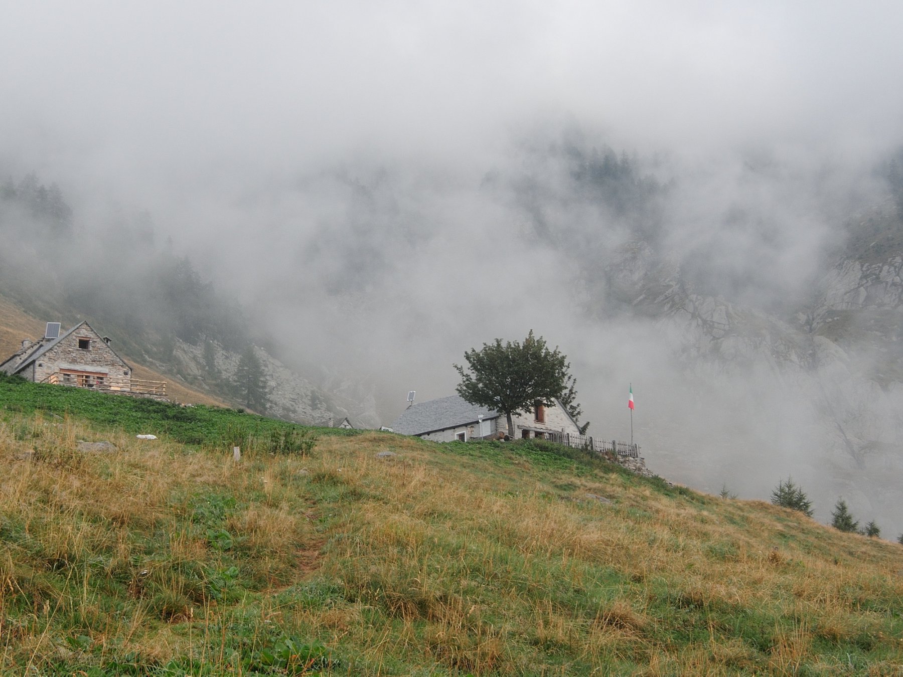 Il Rifugio Castelnuovo mentre si alza la nebbia