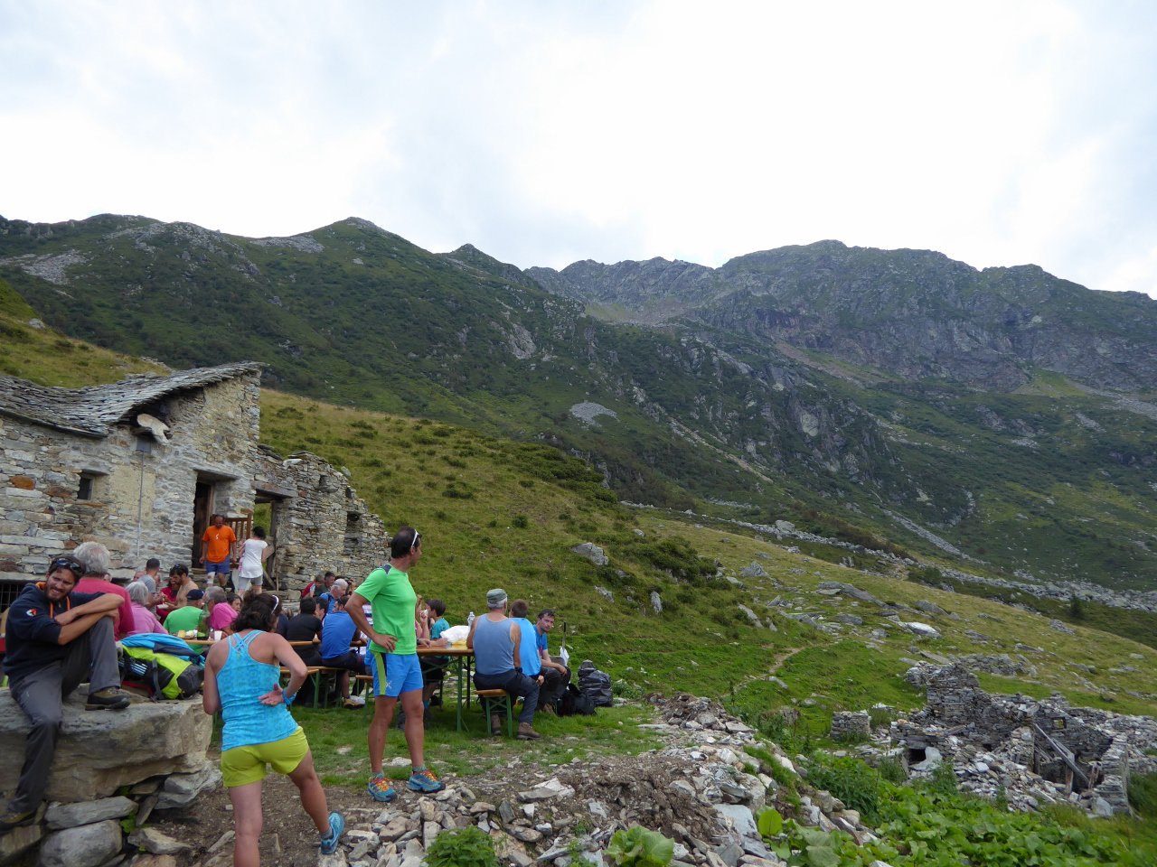 tradizionale sosta conviviale (e alimentare...) al ritorno all'alpe Vasnera