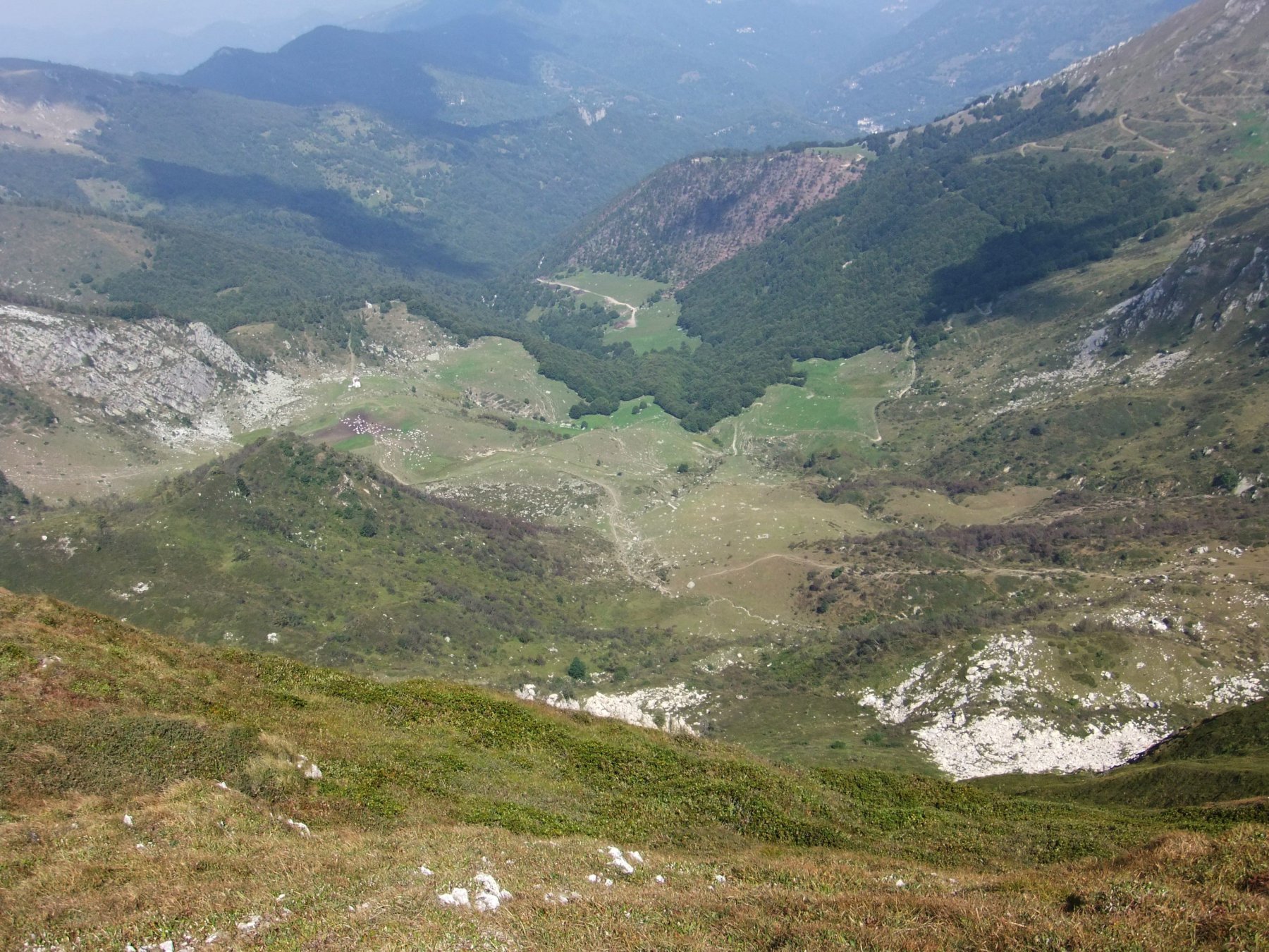 Alpe di Perabruna con il  Rifugio Manolino