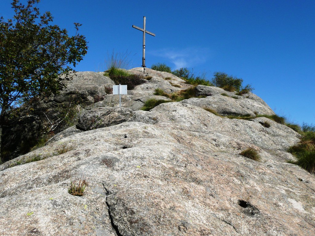 Croce di vetta del Monte Camoscio 890 m, punto panoramico eccellente !!!