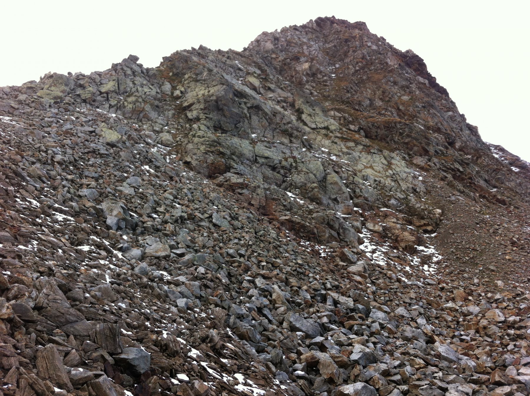  il primo salto roccioso della cresta est della punta Triscte