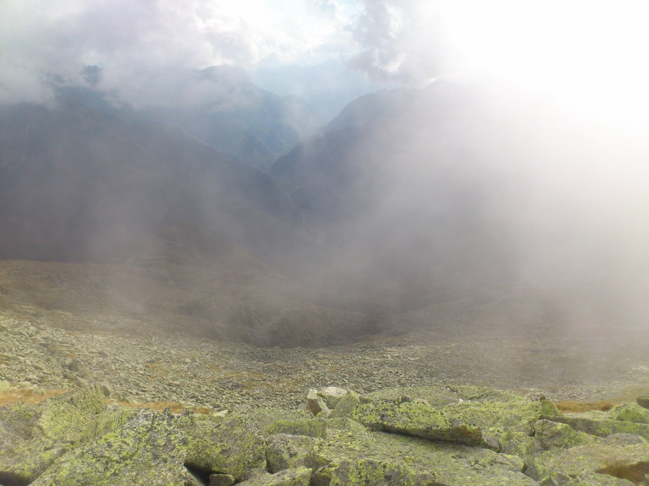 una breve apertura tra la nuvolosità odierna e un pò del panorama dalla cima sul val d'Egua